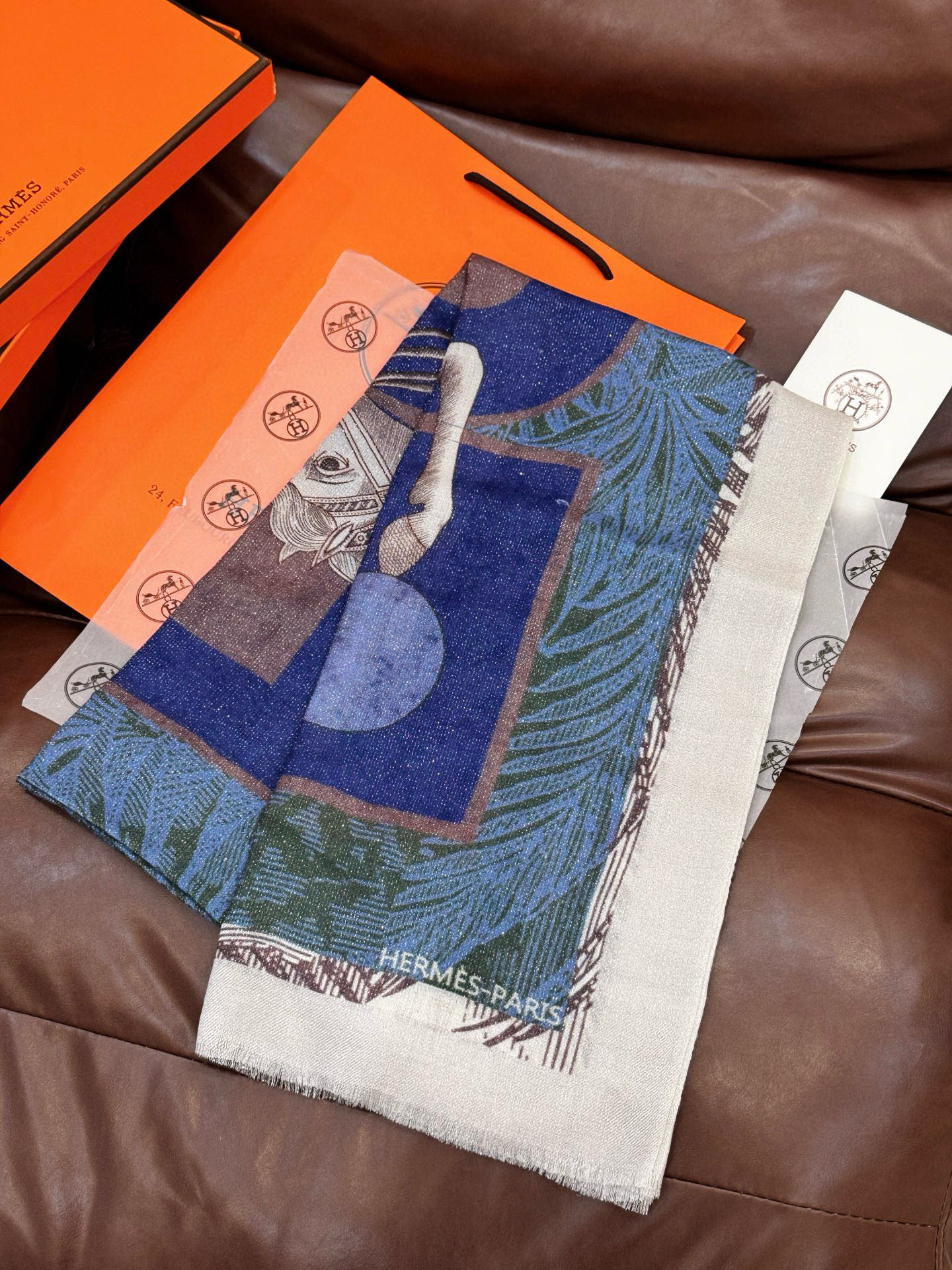 会发光发亮的围巾 爱马仕 专柜同步 买了都说好看羊绒印花‼️推荐💕顶级工艺超值‼️爱马仕专柜爆款🎁🎁羊绒