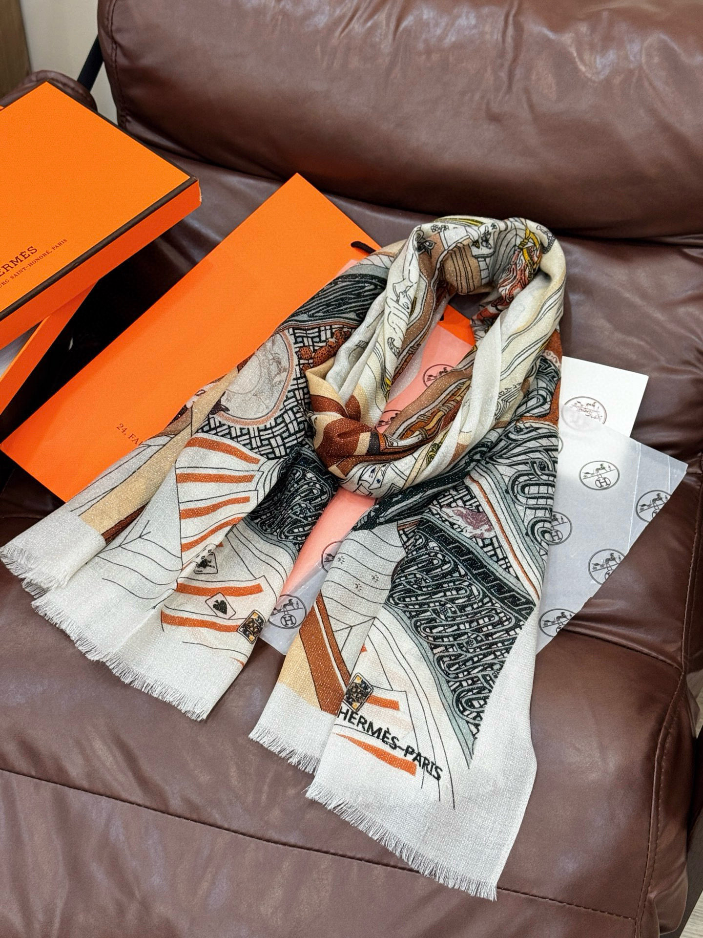 会发光发亮的围巾 爱马仕 专柜同步 买了都说好看羊绒印花‼️推荐💕顶级工艺超值‼️爱马仕专柜爆款🎁🎁羊绒