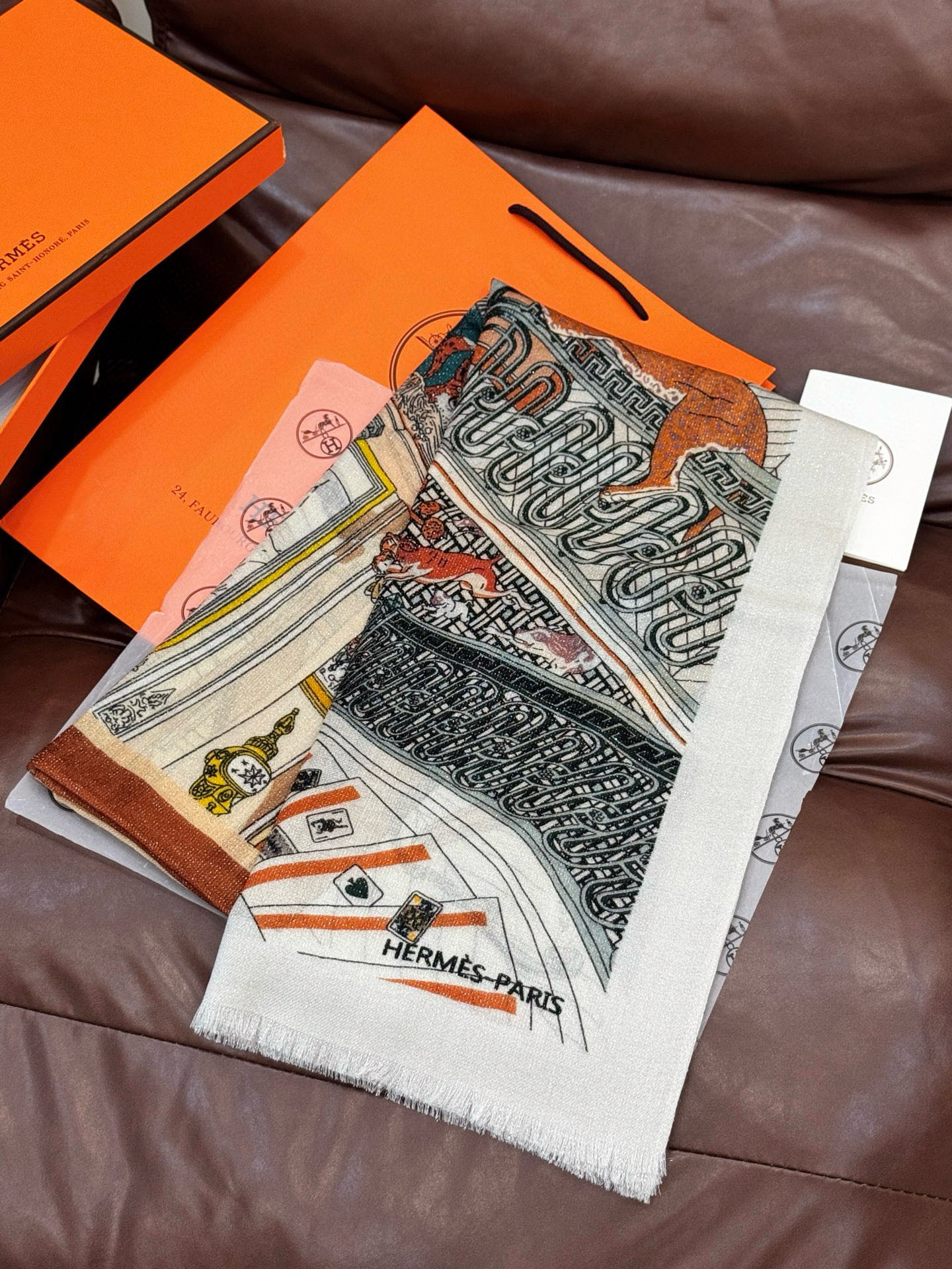 会发光发亮的围巾 爱马仕 专柜同步 买了都说好看羊绒印花‼️推荐💕顶级工艺超值‼️爱马仕专柜爆款🎁🎁羊绒