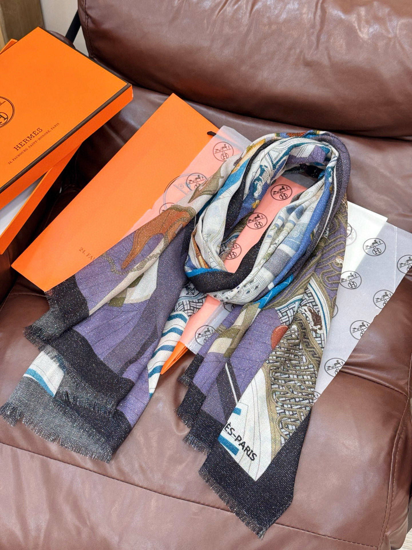 会发光发亮的围巾 爱马仕 专柜同步 买了都说好看羊绒印花‼️推荐💕顶级工艺超值‼️爱马仕专柜爆款🎁🎁羊绒