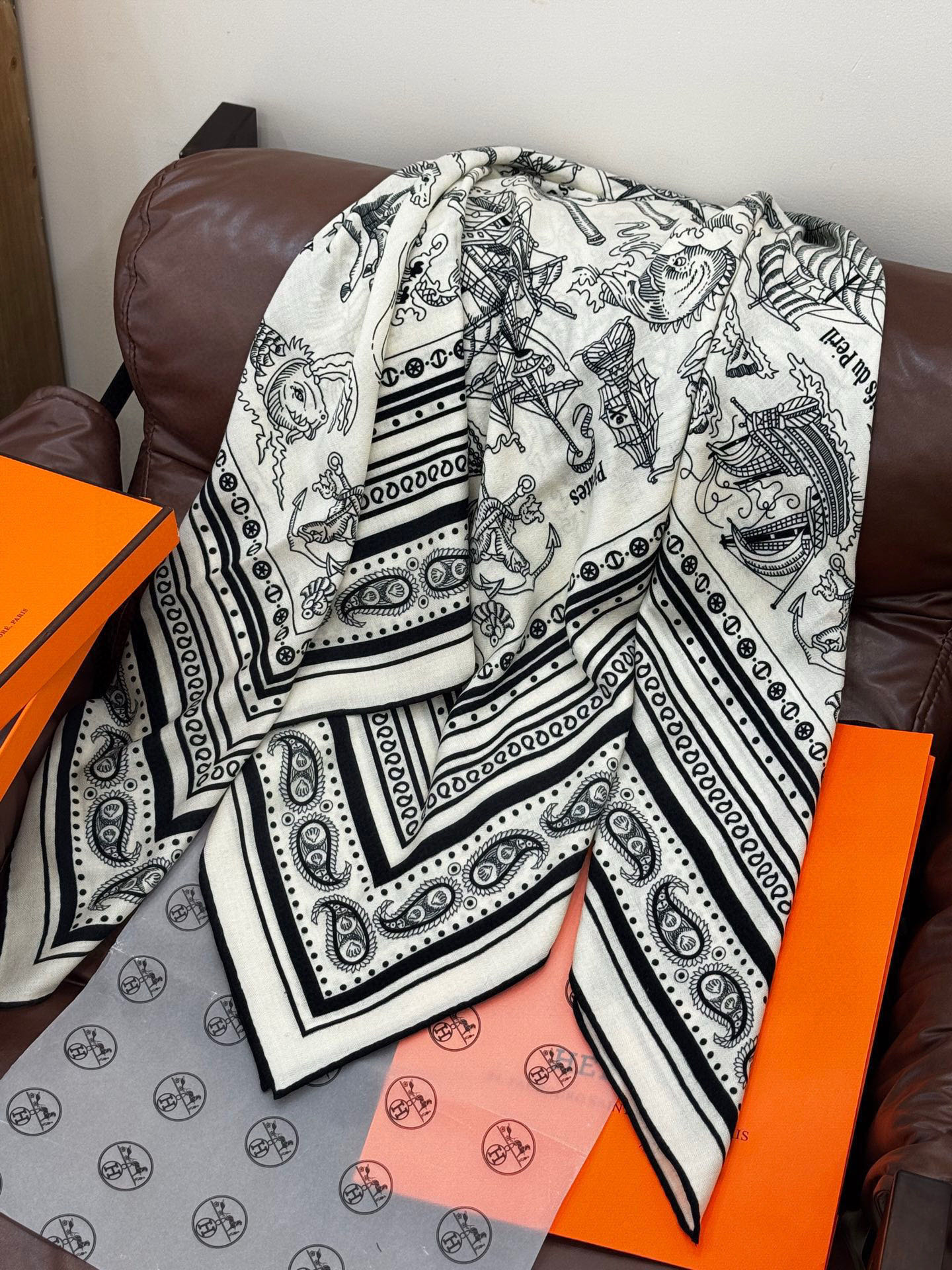 💟2025年秋冬抢先 上新💞【双面同色丝毛方巾】手工卷边山羊绒和真丝混纺披肩（70%山羊绒，30%桑蚕丝