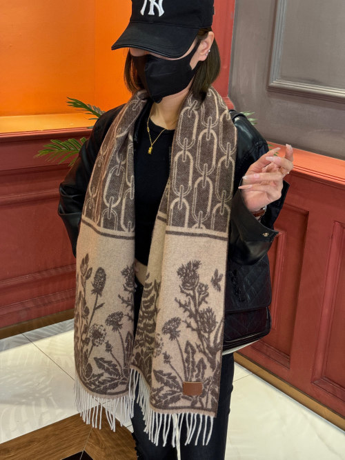 Elegant Cashmere Blend Scarf with Floral & Chain Print - 30 x 164 cm 1 Elegant Cashmere Blend Scarf with Floral & Chain Print - 30 x 164 cm