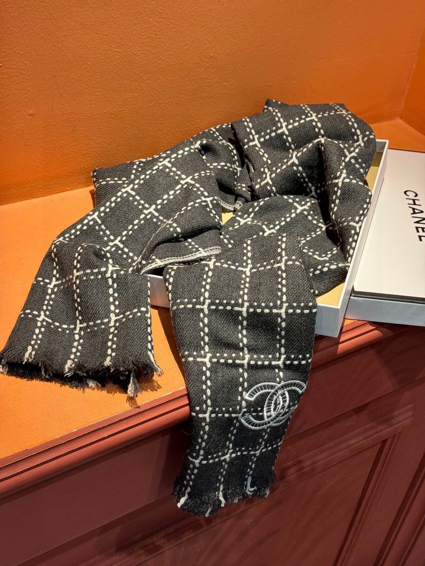 新款 搭配利器🆕🆕 香奈儿系列货 专供viP 产品 ♥顶级苏格兰进口绵羊毛 纹路织法使围巾赋有弹性且柔软