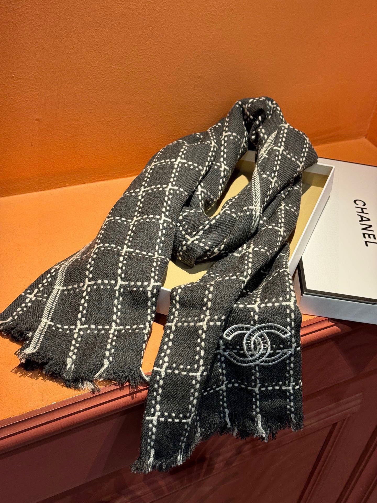 新款 搭配利器🆕🆕 香奈儿系列货 专供viP 产品 ♥顶级苏格兰进口绵羊毛 纹路织法使围巾赋有弹性且柔软