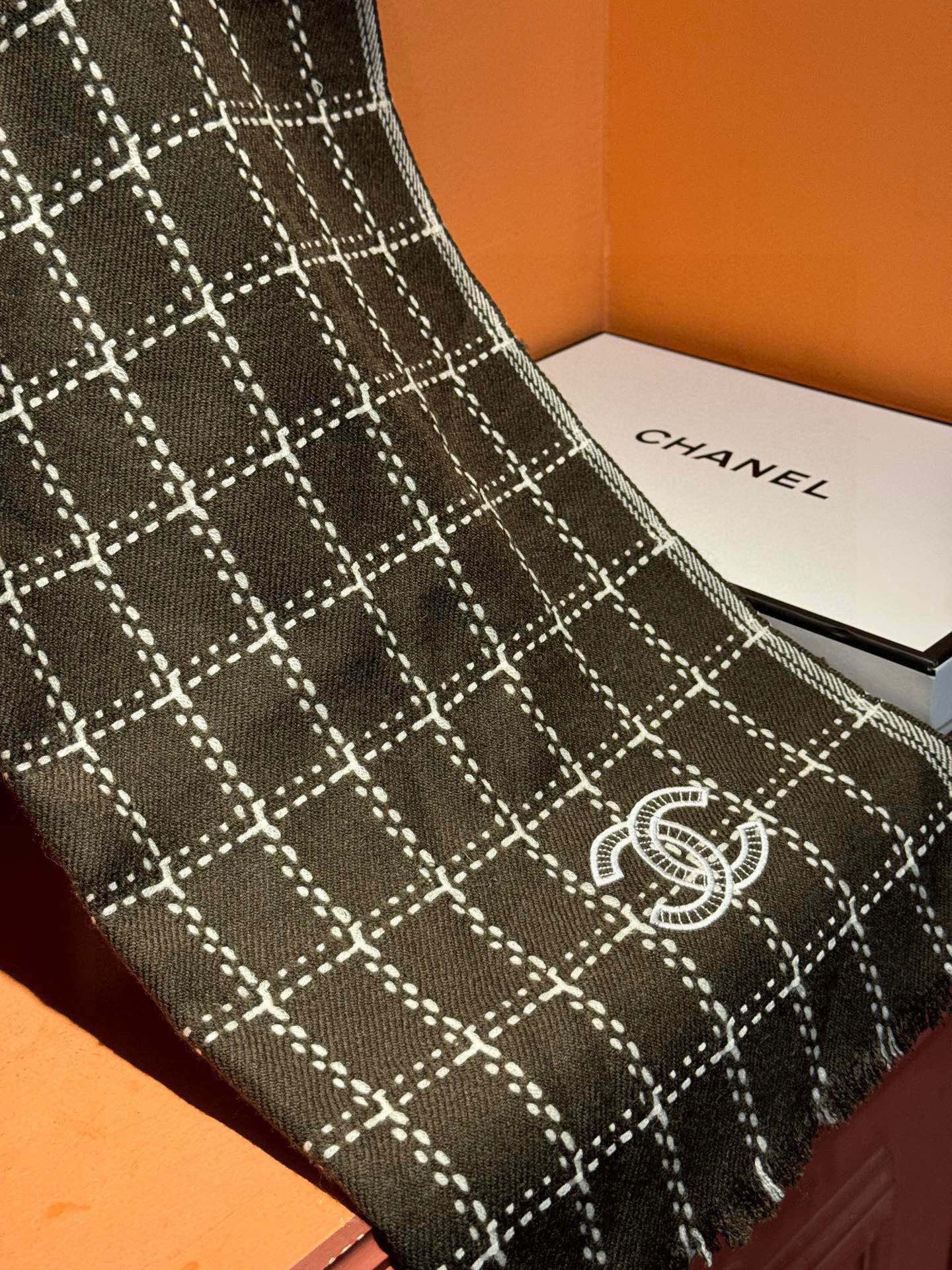 新款 搭配利器🆕🆕 香奈儿系列货 专供viP 产品 ♥顶级苏格兰进口绵羊毛 纹路织法使围巾赋有弹性且柔软