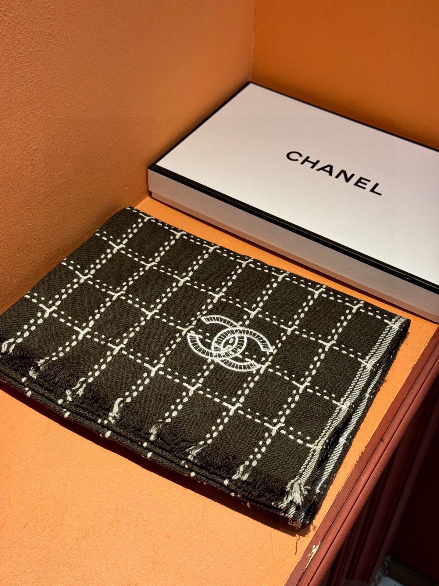 新款 搭配利器🆕🆕 香奈儿系列货 专供viP 产品 ♥顶级苏格兰进口绵羊毛 纹路织法使围巾赋有弹性且柔软