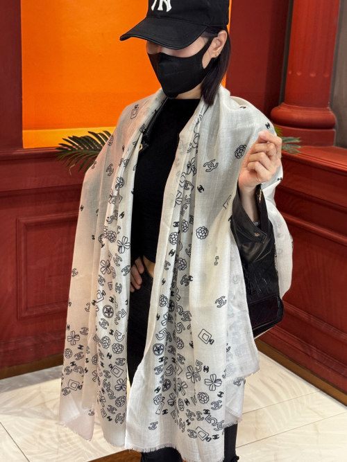Elegant Chanel Inspired White Cashmere Scarf - 100 x 200cm 1 Elegant Chanel Inspired White Cashmere Scarf - 100 x 200cm