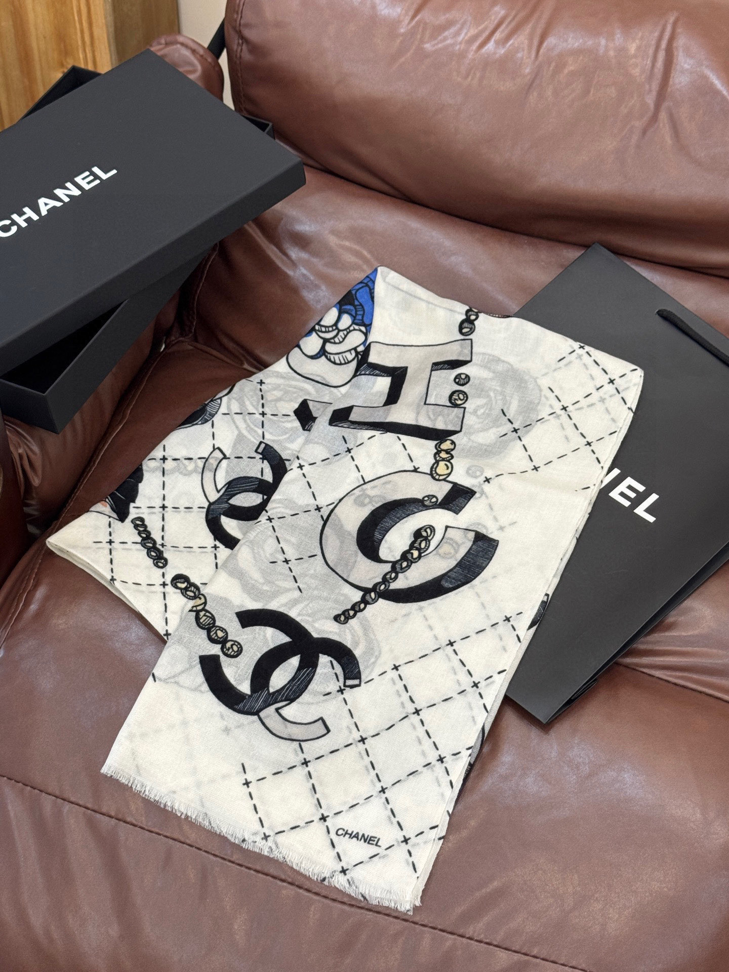 💄💋新款💖羊绒面料长巾 😘美翻了[流泪]【彩色山茶花长巾】御用殿堂级极‼️新款专柜在售 纯羊绒银线独特设