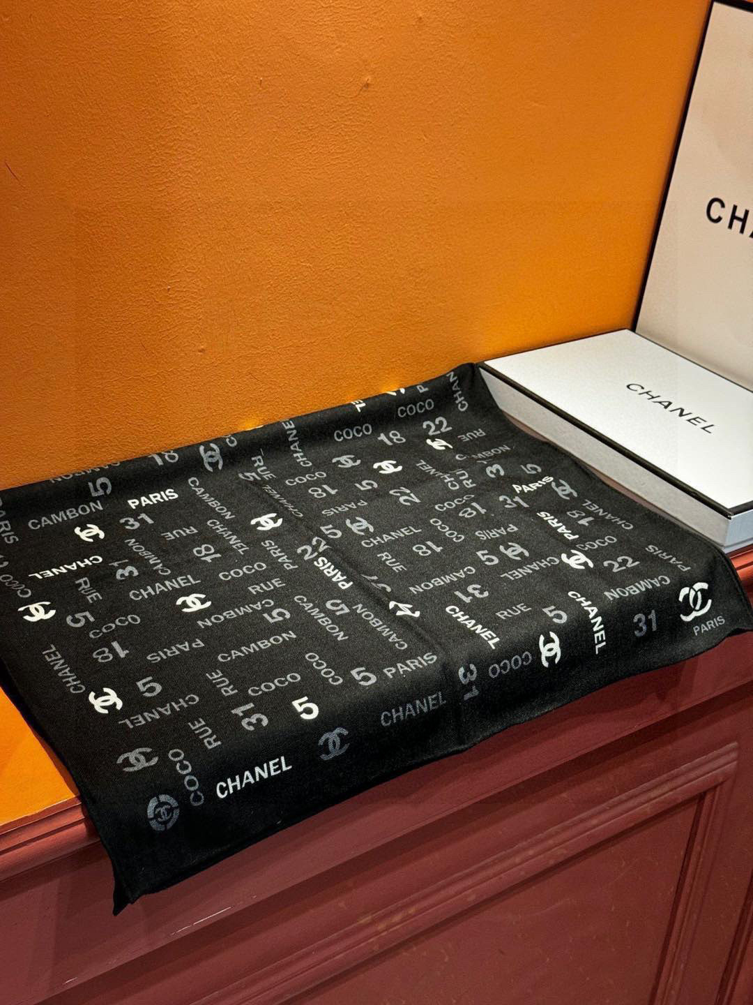 上新❤️【Chanel】 经典茶花优雅Coco风，Chanel最新菱格丝绒大方巾~气质到骨子里，香奶奶新