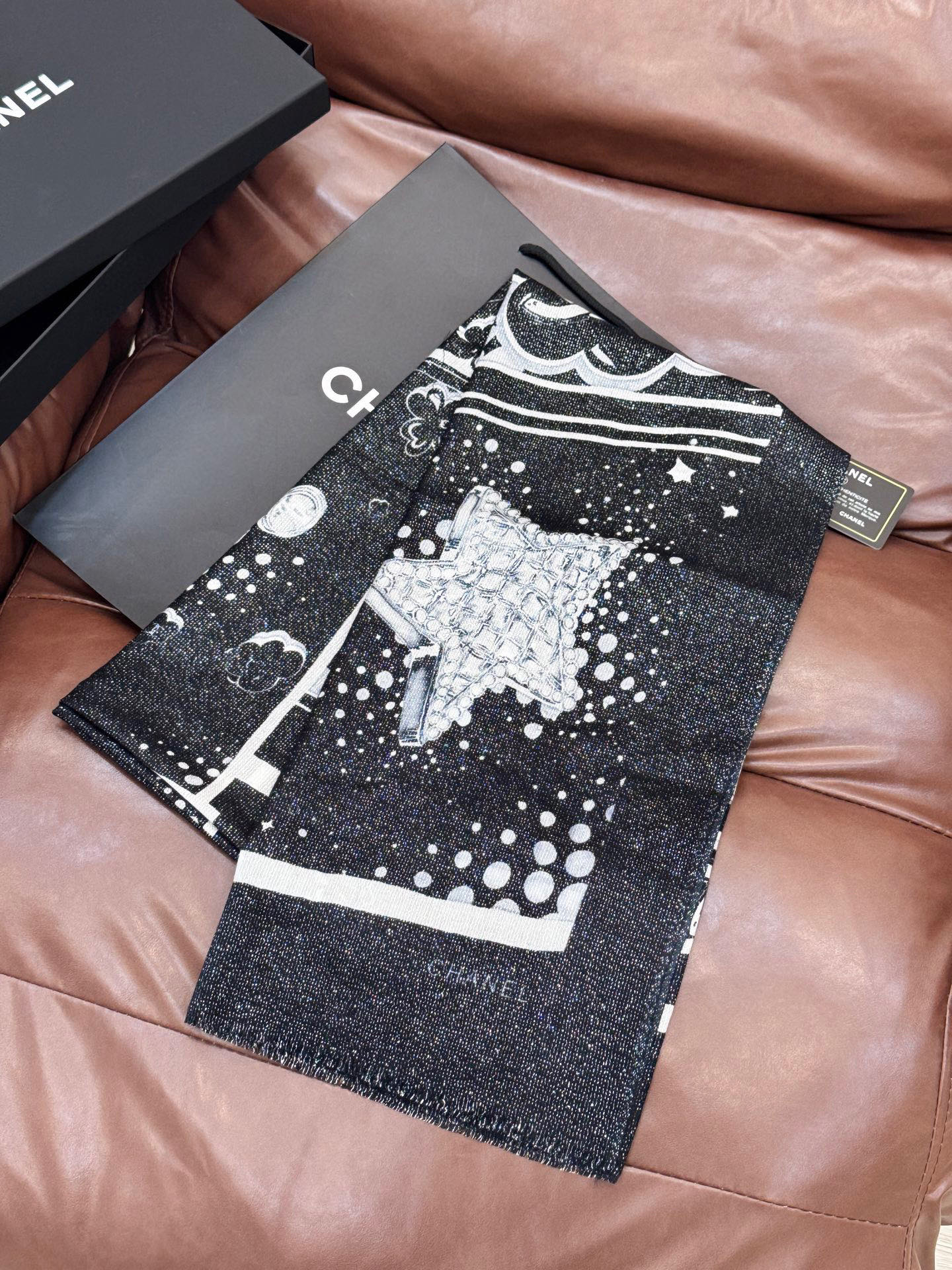 会发光发亮的围巾💟香奶奶专柜上新客供羊绒长巾👑👑 卖的超爆的，亮晶晶✨的银丝上身才会知道她的美，洋气、大