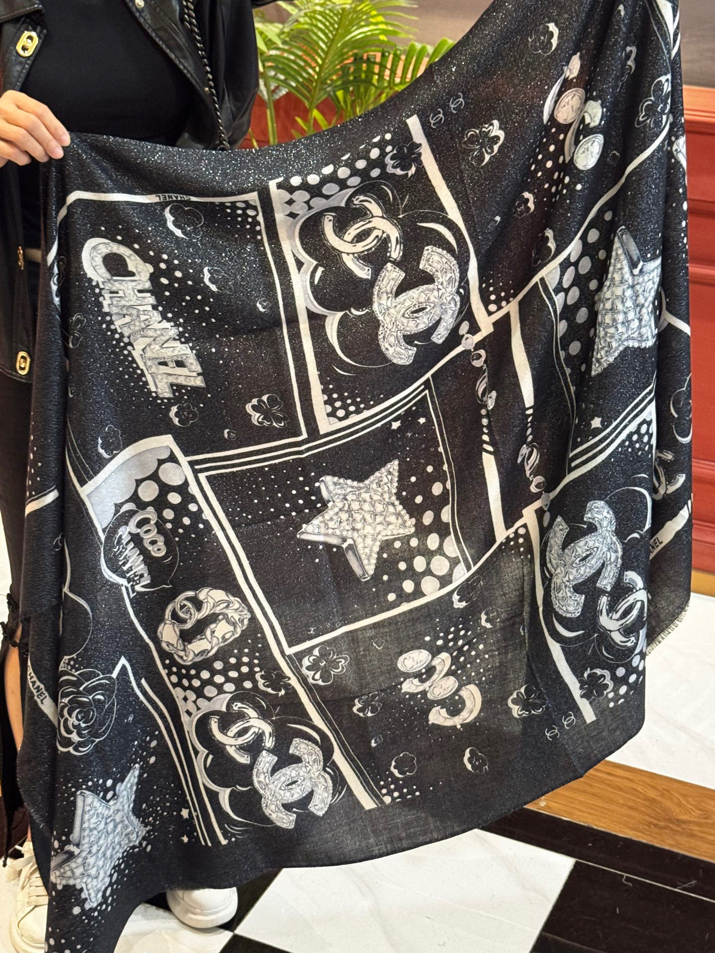 会发光发亮的围巾💟香奶奶专柜上新客供羊绒长巾👑👑 卖的超爆的，亮晶晶✨的银丝上身才会知道她的美，洋气、大