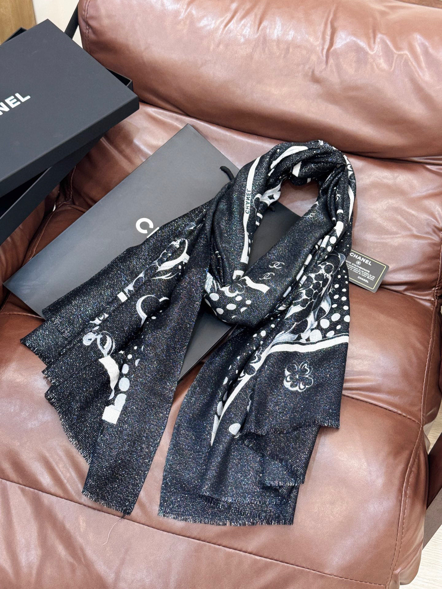 会发光发亮的围巾💟香奶奶专柜上新客供羊绒长巾👑👑 卖的超爆的，亮晶晶✨的银丝上身才会知道她的美，洋气、大