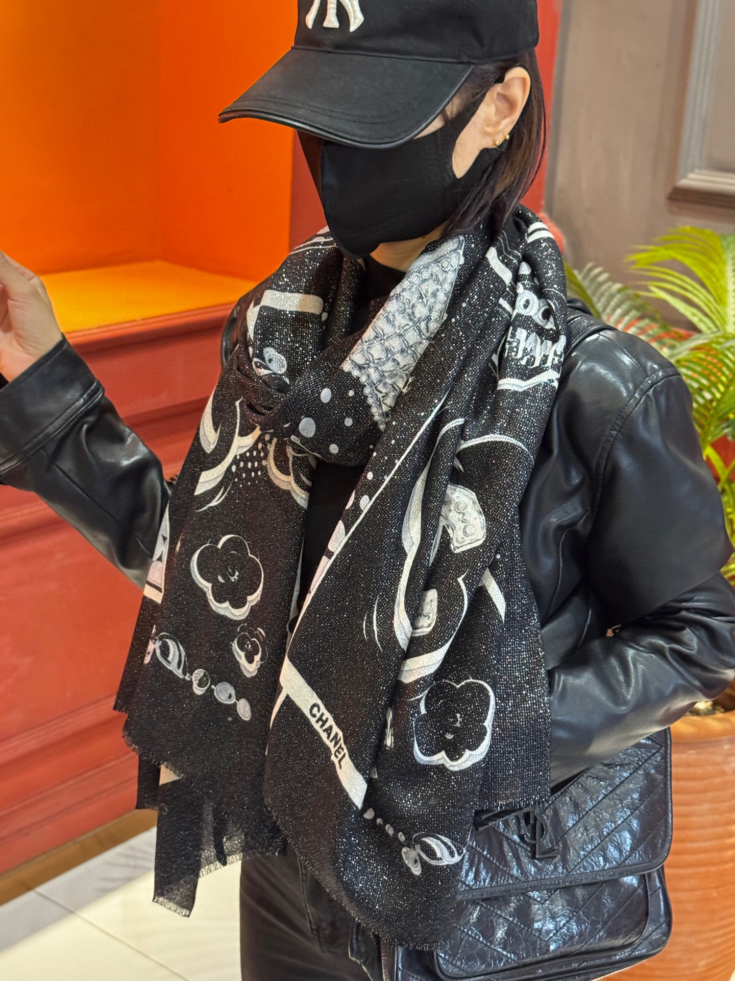 会发光发亮的围巾💟香奶奶专柜上新客供羊绒长巾👑👑 卖的超爆的，亮晶晶✨的银丝上身才会知道她的美，洋气、大