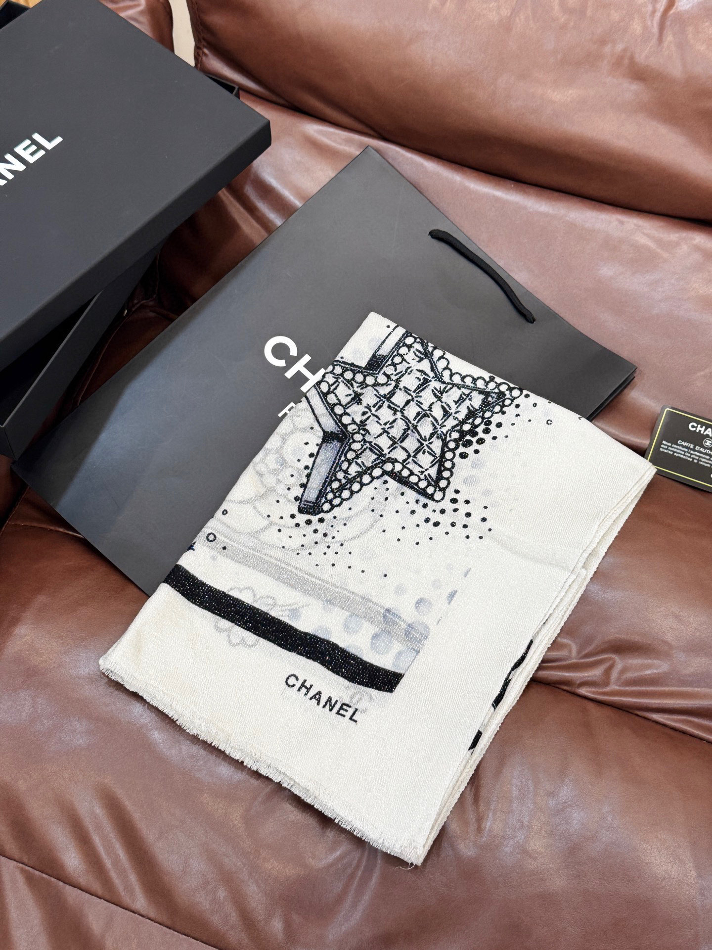 会发光发亮的围巾💟香奶奶专柜上新客供羊绒长巾👑👑 卖的超爆的，亮晶晶✨的银丝上身才会知道她的美，洋气、大