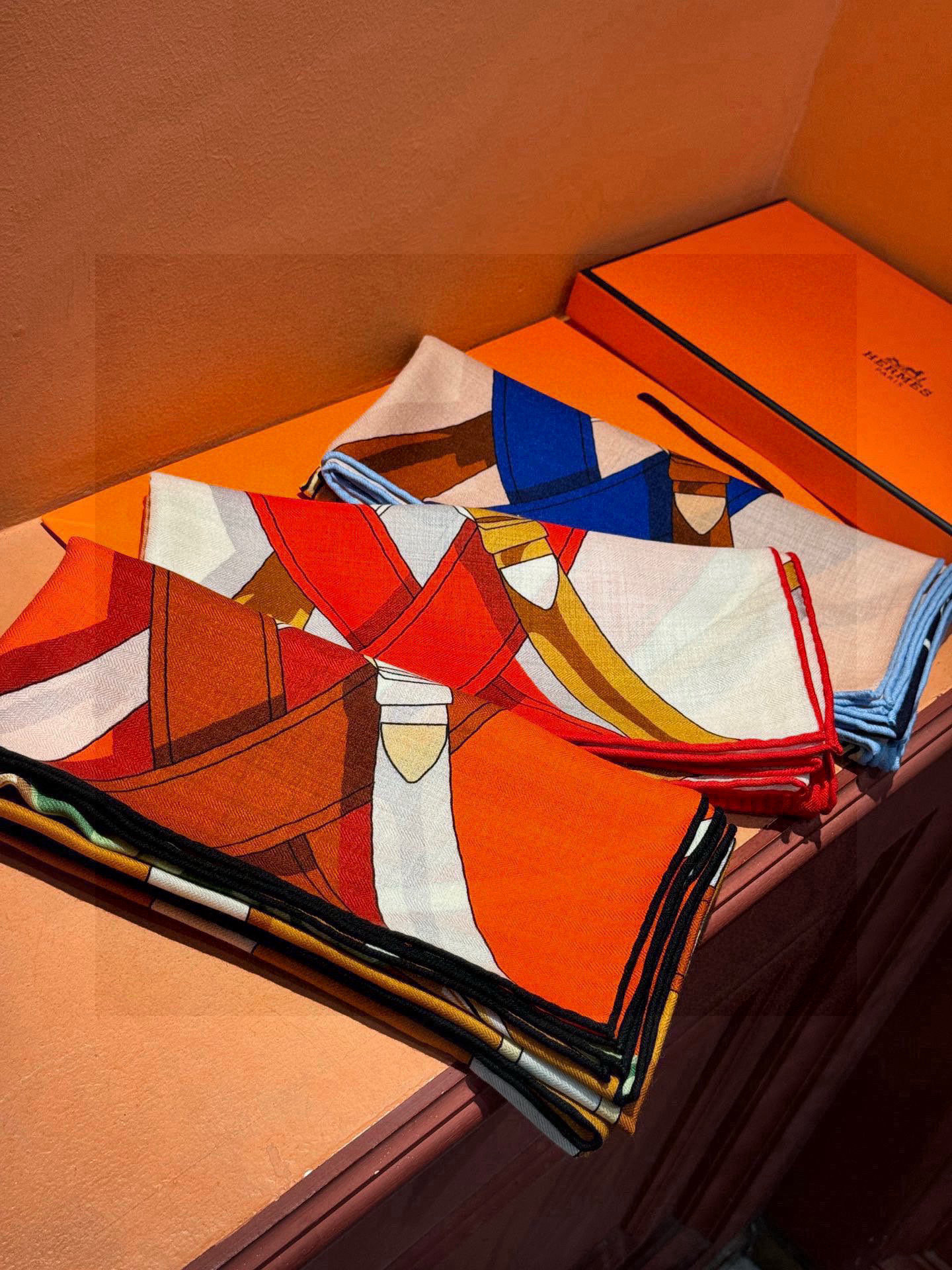 羊绒新款🆕👏👏买了都说好看‼️推荐💕爱马仕双面同色羊绒方巾，【双面同色140】顶级工艺超值‼️爱马仕专柜