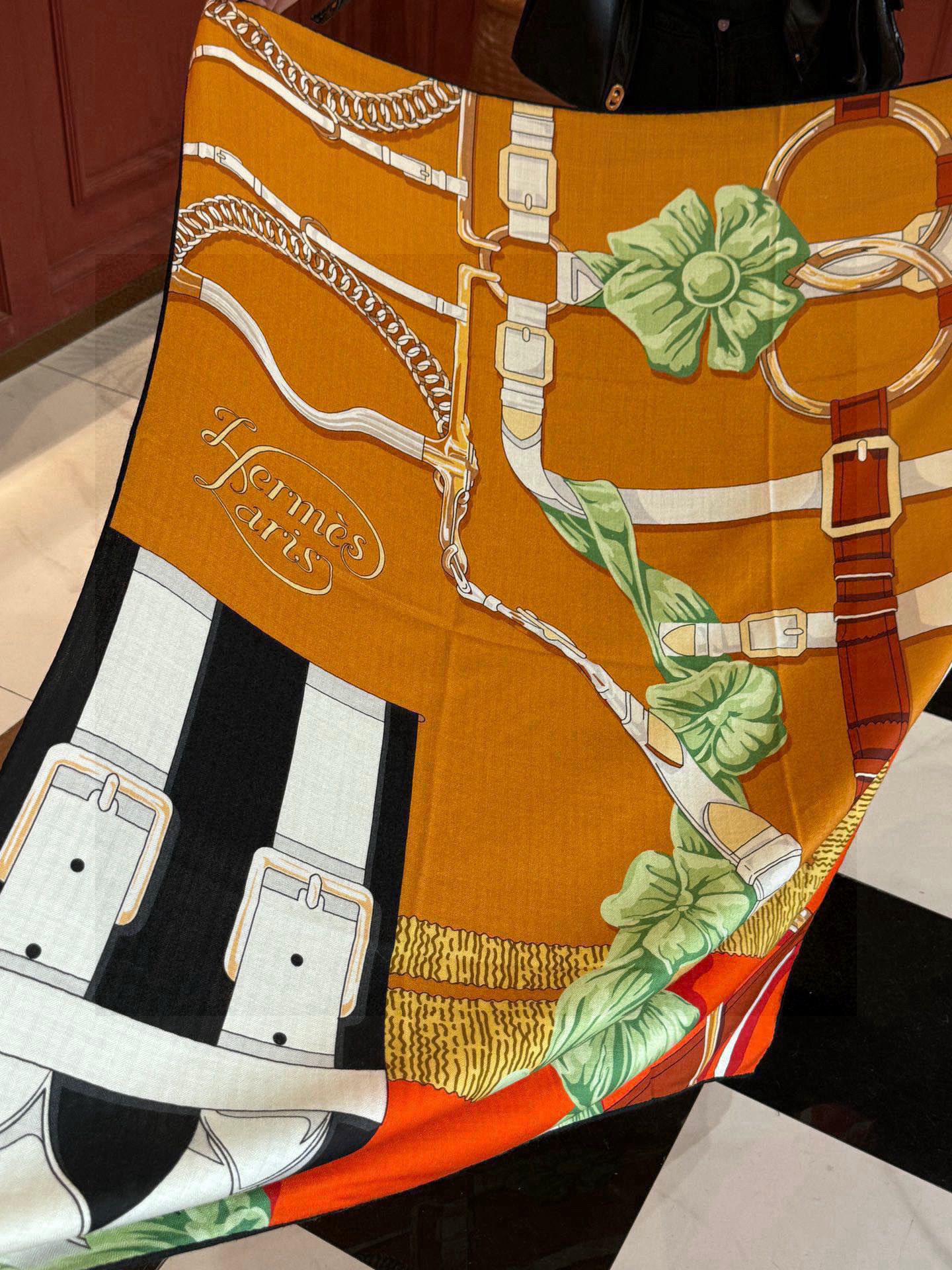 羊绒新款🆕👏👏买了都说好看‼️推荐💕爱马仕双面同色羊绒方巾，【双面同色140】顶级工艺超值‼️爱马仕专柜