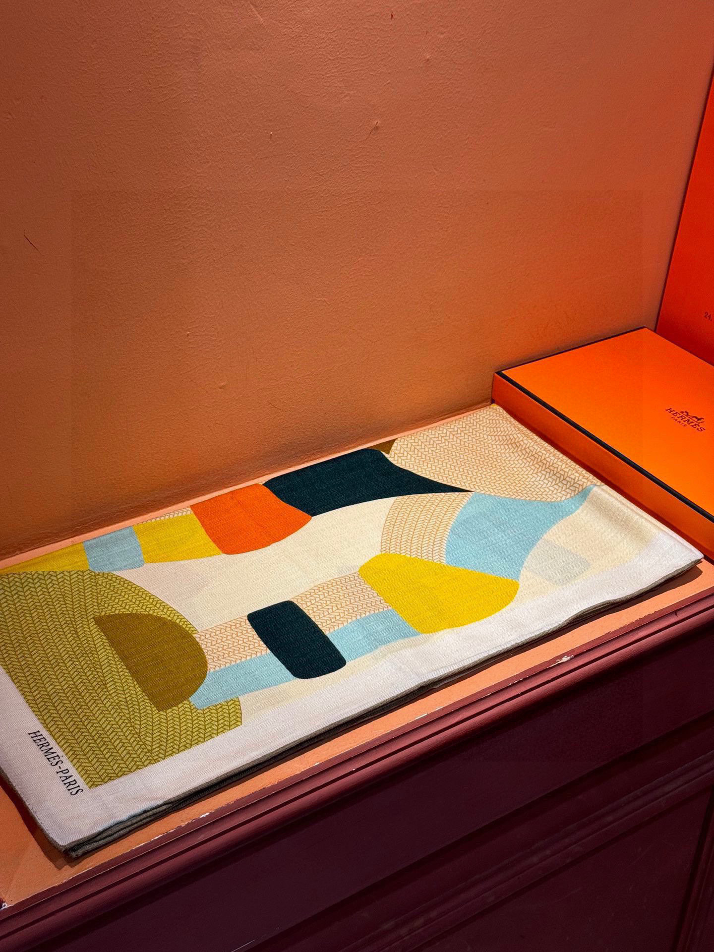 新款爱马仕小马跳跃，140*140cm，双面同色印花，高端的重磅丝羊绒面料，正反两面效果一样，70%羊绒