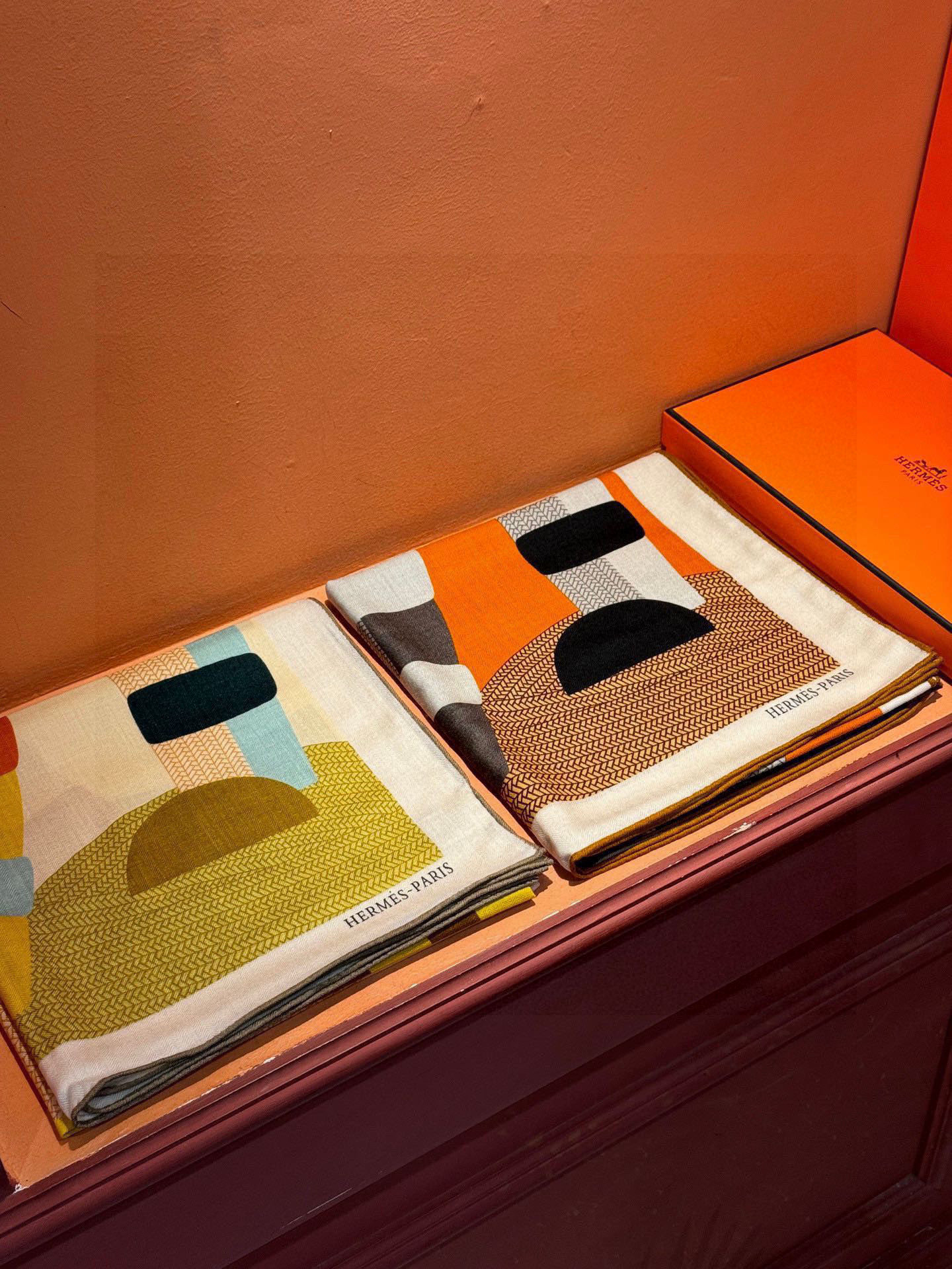 新款爱马仕小马跳跃，140*140cm，双面同色印花，高端的重磅丝羊绒面料，正反两面效果一样，70%羊绒