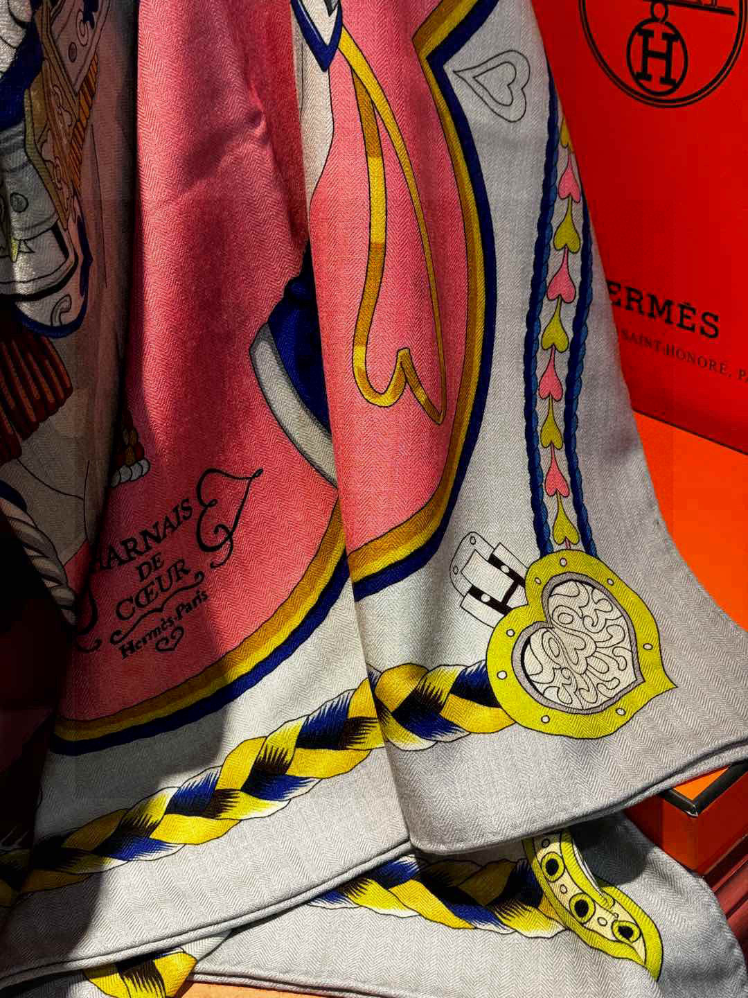 【双面同色】原单爱马仕140cm丝绒方巾💕 甜蜜的鞍具，装饰家芳登和佩西耶设计的一款餐盘增添骑士般的浪漫