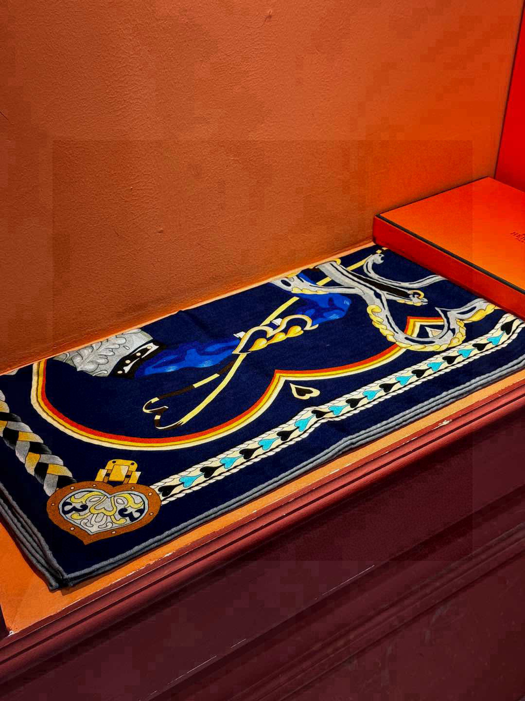 【双面同色】原单爱马仕140cm丝绒方巾💕 甜蜜的鞍具，装饰家芳登和佩西耶设计的一款餐盘增添骑士般的浪漫