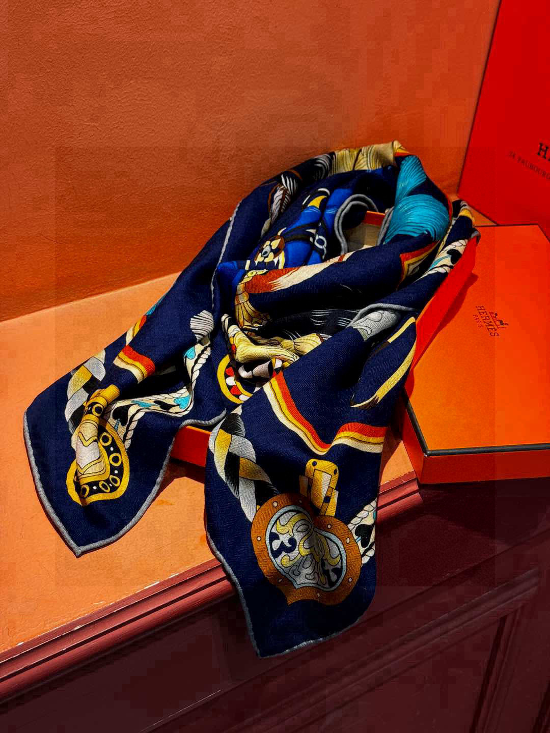 【双面同色】原单爱马仕140cm丝绒方巾💕 甜蜜的鞍具，装饰家芳登和佩西耶设计的一款餐盘增添骑士般的浪漫