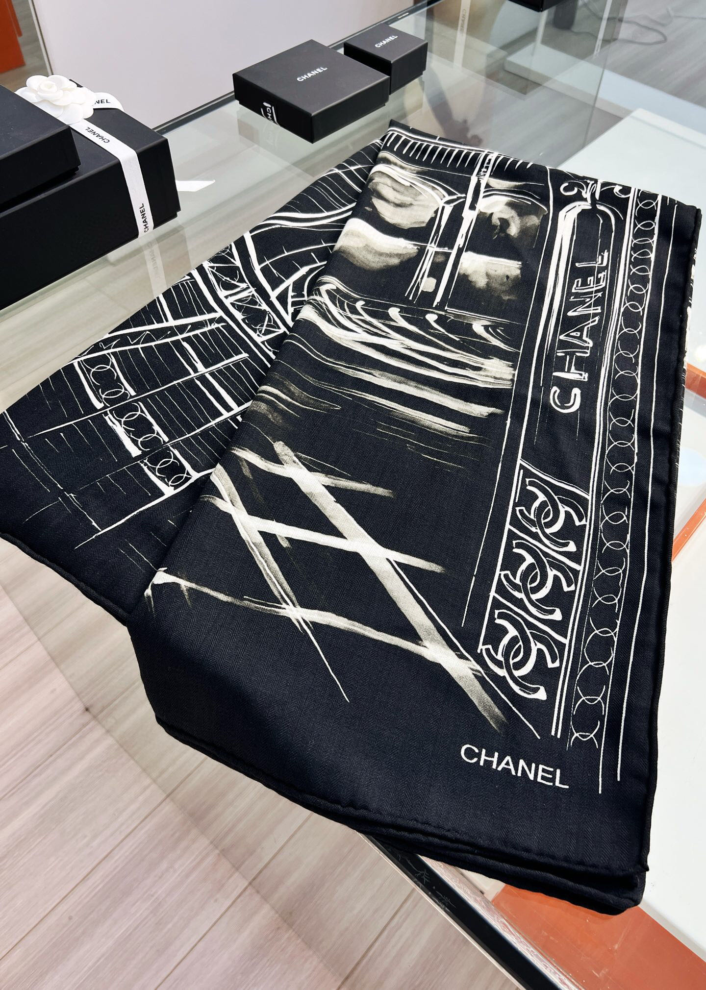 CHANEL ~25秋冬新品【140顶级丝毛双面同色】披肩的图案是巴黎大皇宫中被命名为“Gabriell