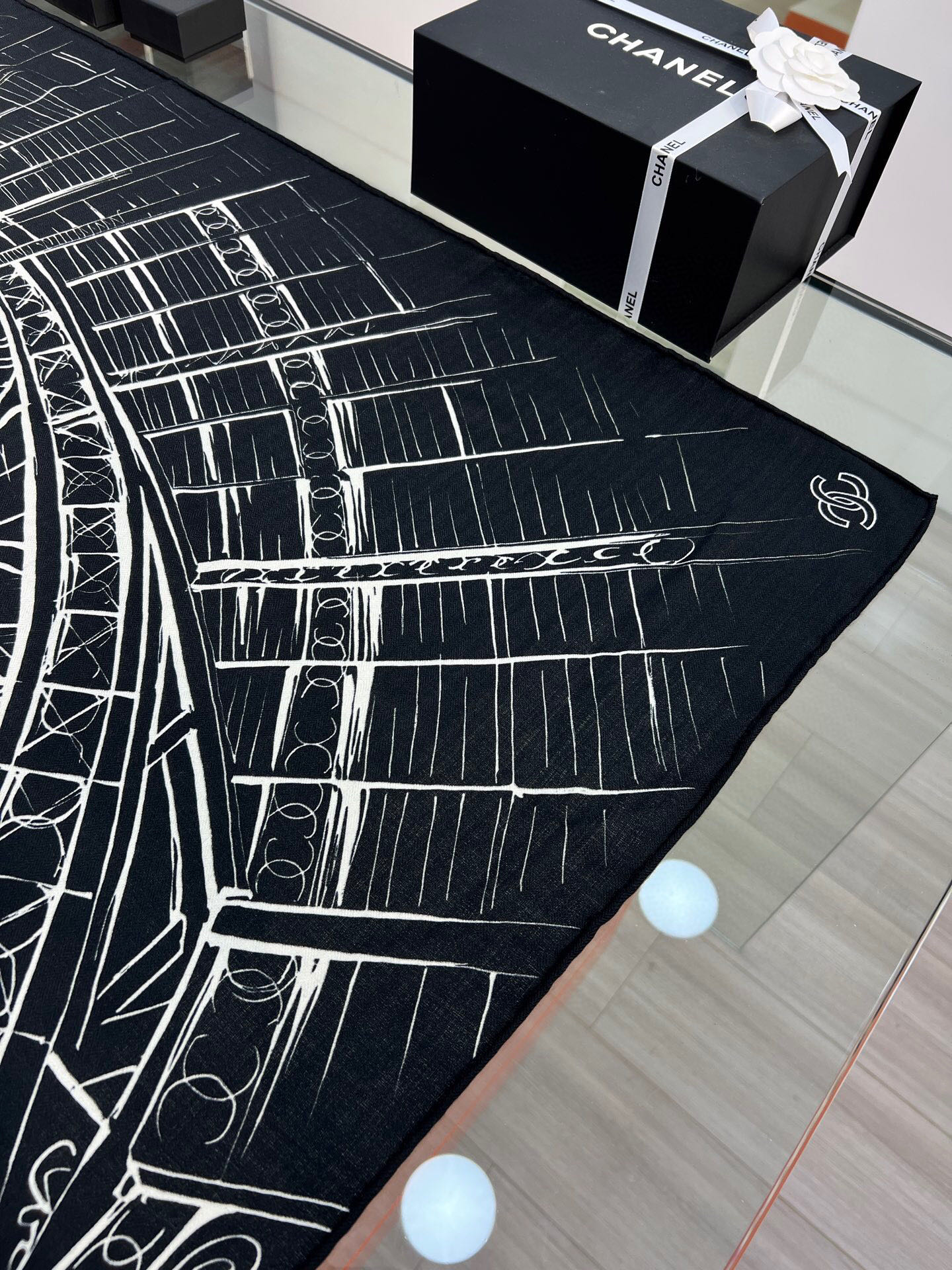 CHANEL ~25秋冬新品【140顶级丝毛双面同色】披肩的图案是巴黎大皇宫中被命名为“Gabriell