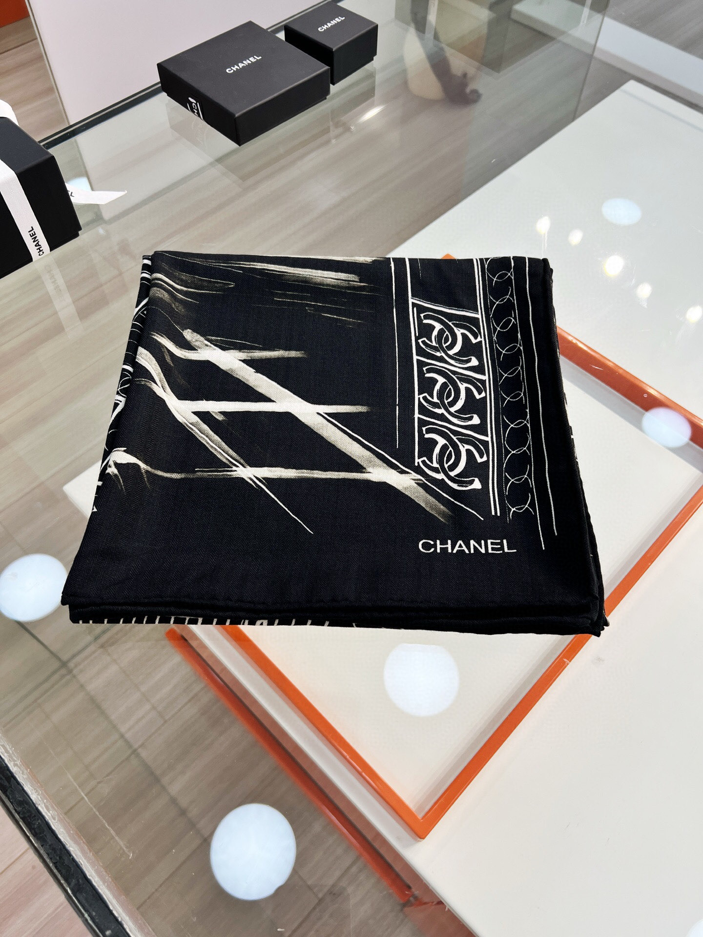 CHANEL ~25秋冬新品【140顶级丝毛双面同色】披肩的图案是巴黎大皇宫中被命名为“Gabriell