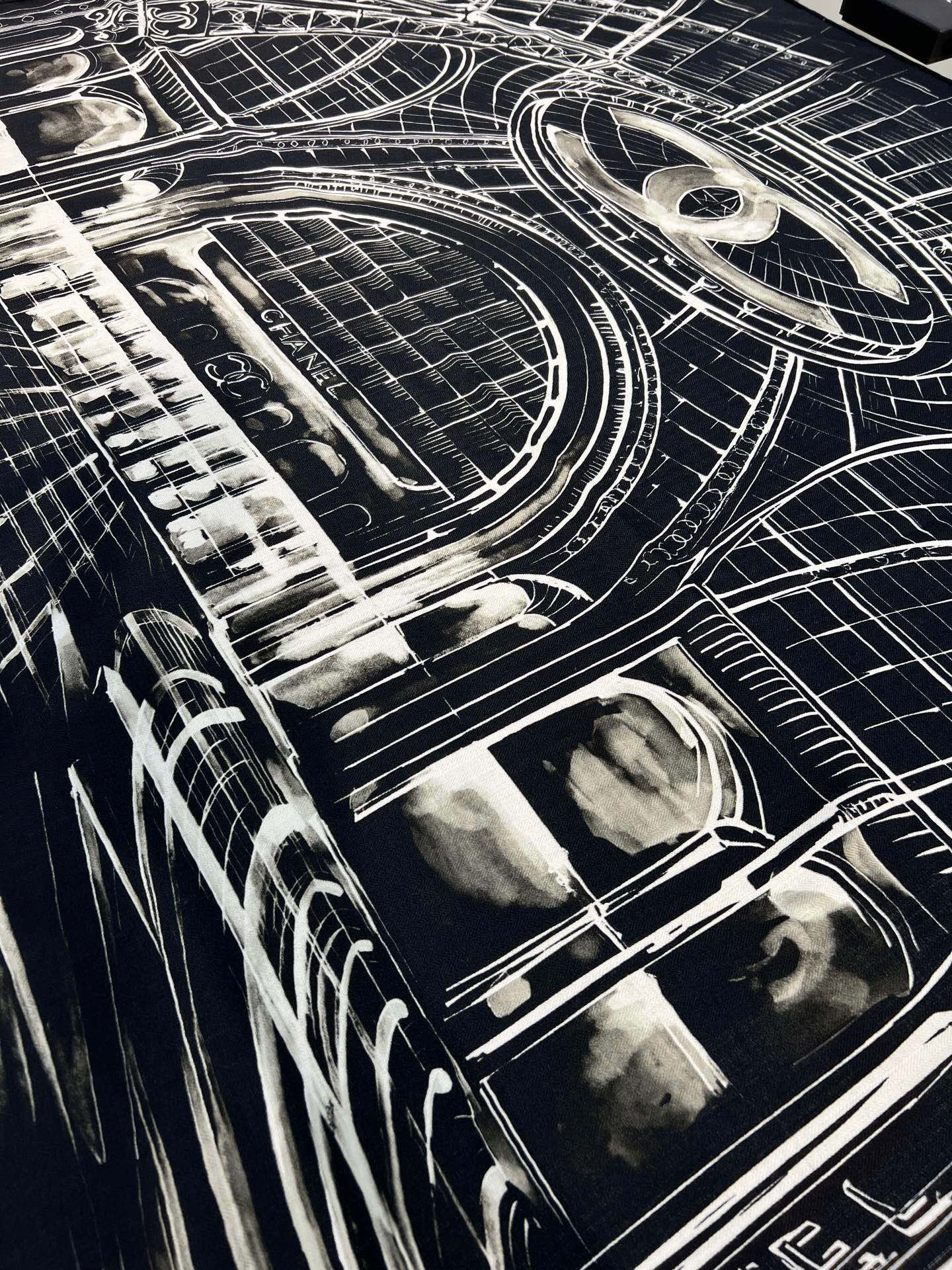 CHANEL ~25秋冬新品【140顶级丝毛双面同色】披肩的图案是巴黎大皇宫中被命名为“Gabriell