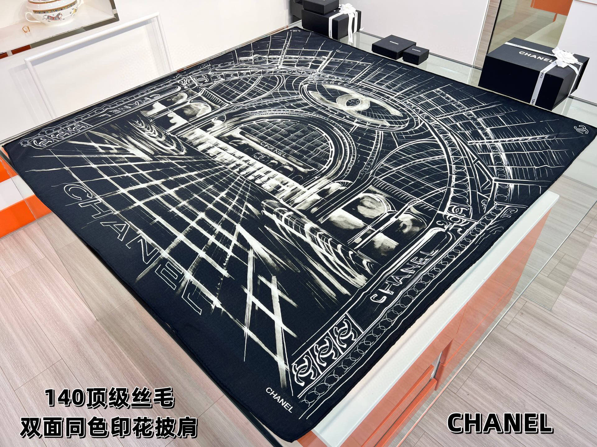 CHANEL ~25秋冬新品【140顶级丝毛双面同色】披肩的图案是巴黎大皇宫中被命名为“Gabriell