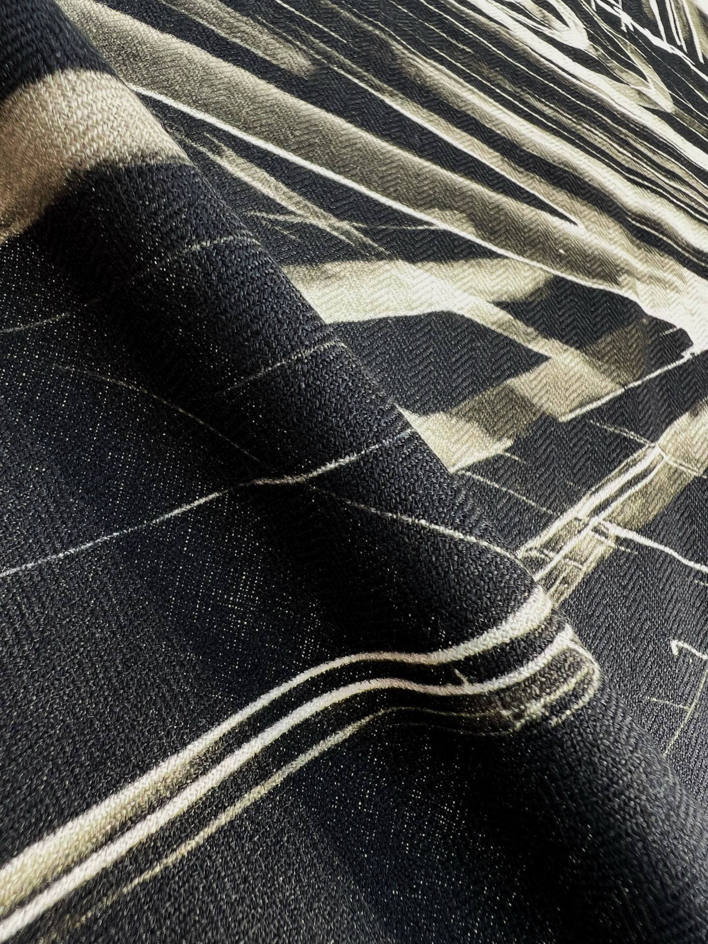 CHANEL ~25秋冬新品【140顶级丝毛双面同色】披肩的图案是巴黎大皇宫中被命名为“Gabriell