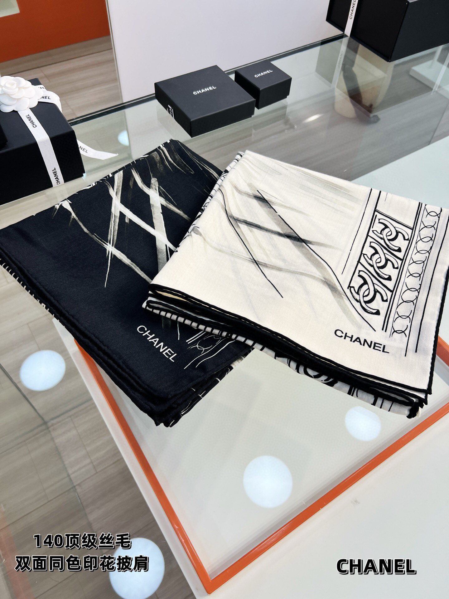 CHANEL ~25秋冬新品【140顶级丝毛双面同色】披肩的图案是巴黎大皇宫中被命名为“Gabriell