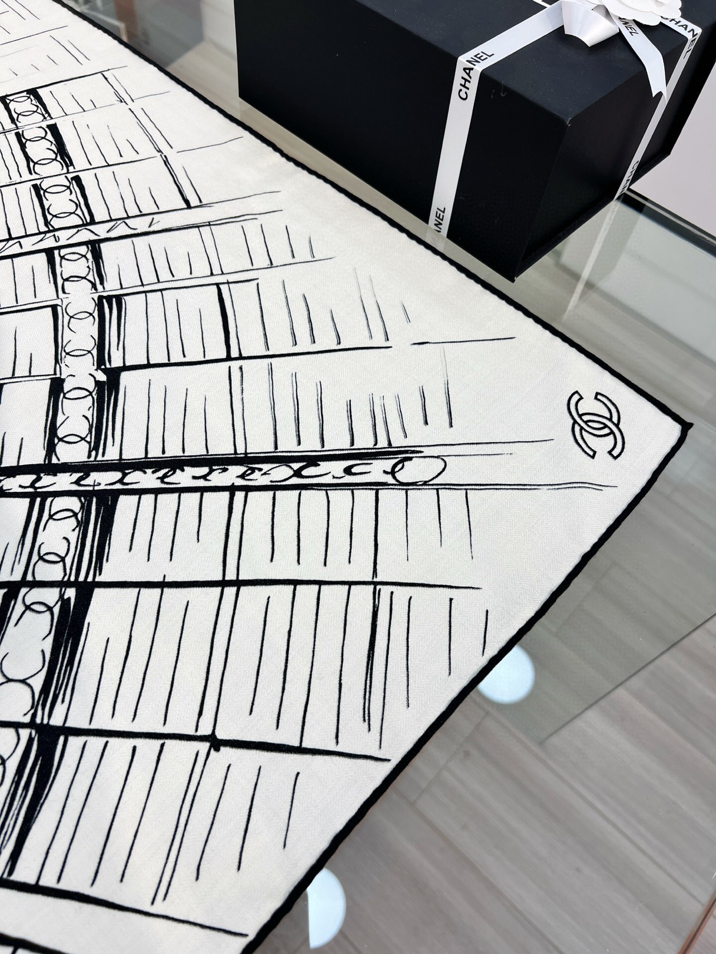 CHANEL ~25秋冬新品【140顶级丝毛双面同色】披肩的图案是巴黎大皇宫中被命名为“Gabriell