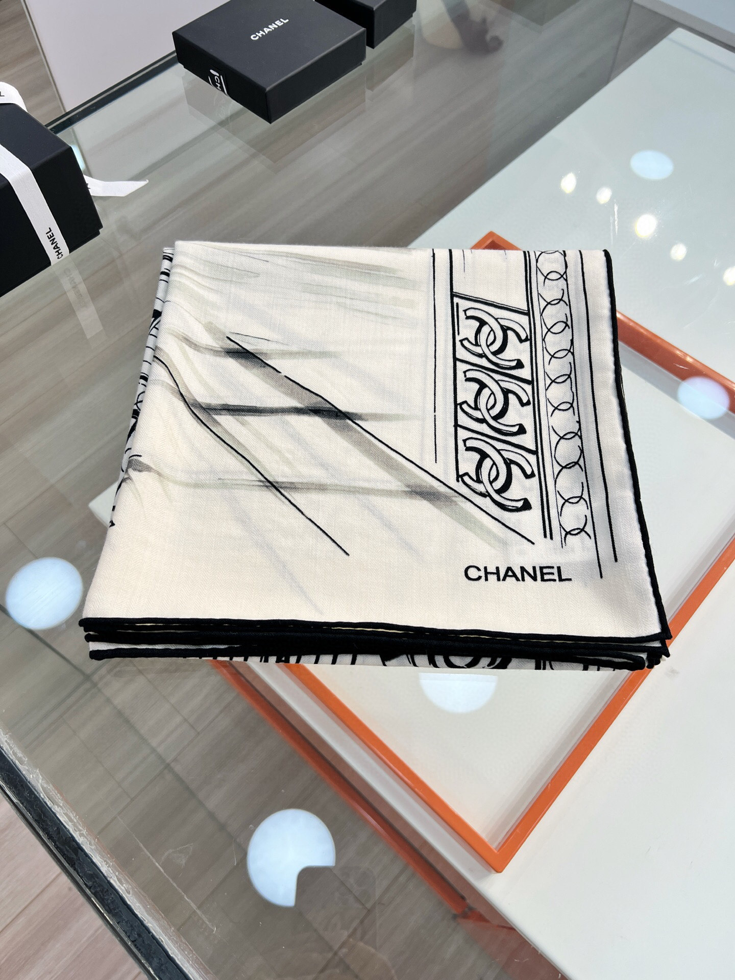 CHANEL ~25秋冬新品【140顶级丝毛双面同色】披肩的图案是巴黎大皇宫中被命名为“Gabriell