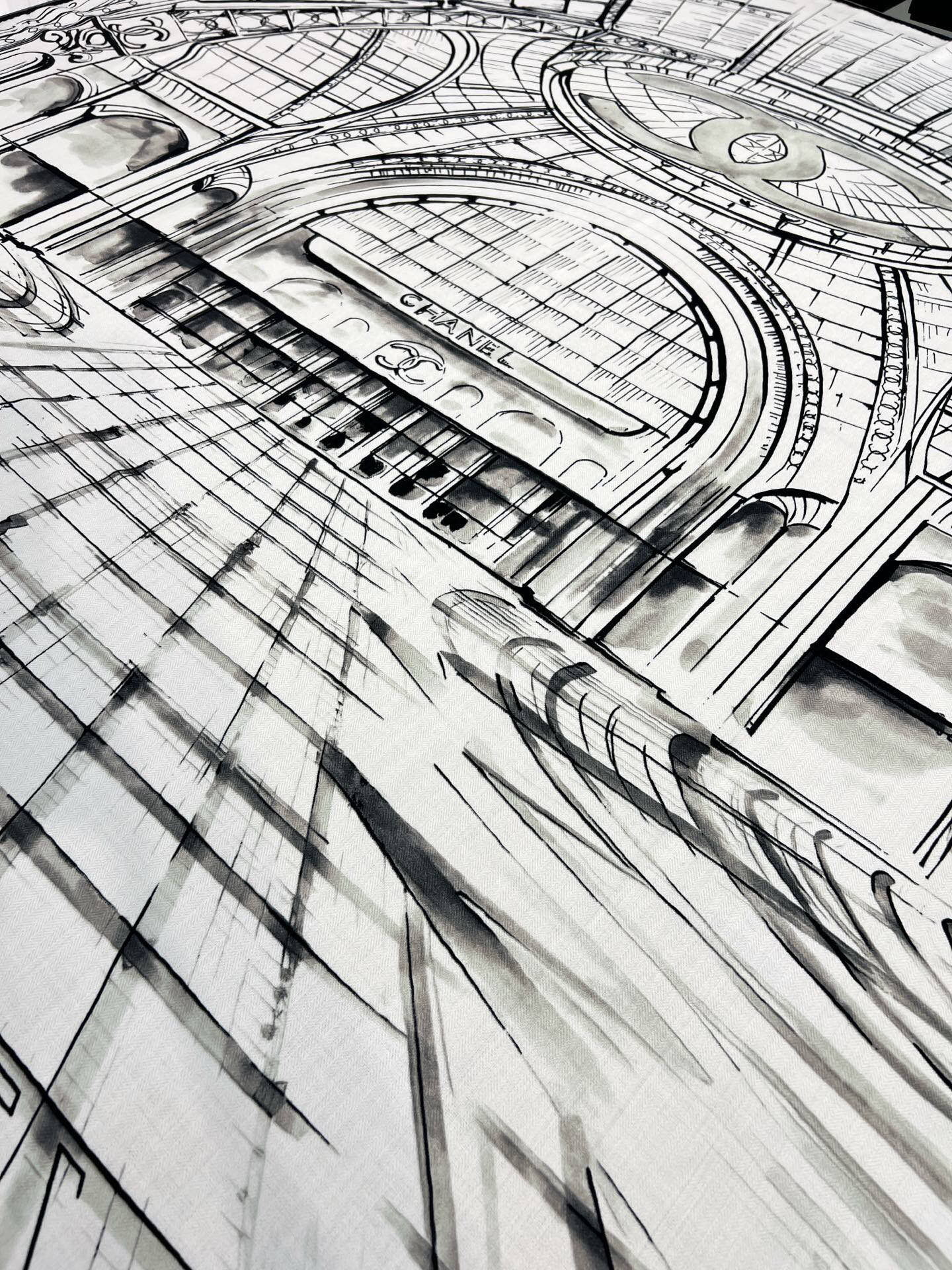 CHANEL ~25秋冬新品【140顶级丝毛双面同色】披肩的图案是巴黎大皇宫中被命名为“Gabriell