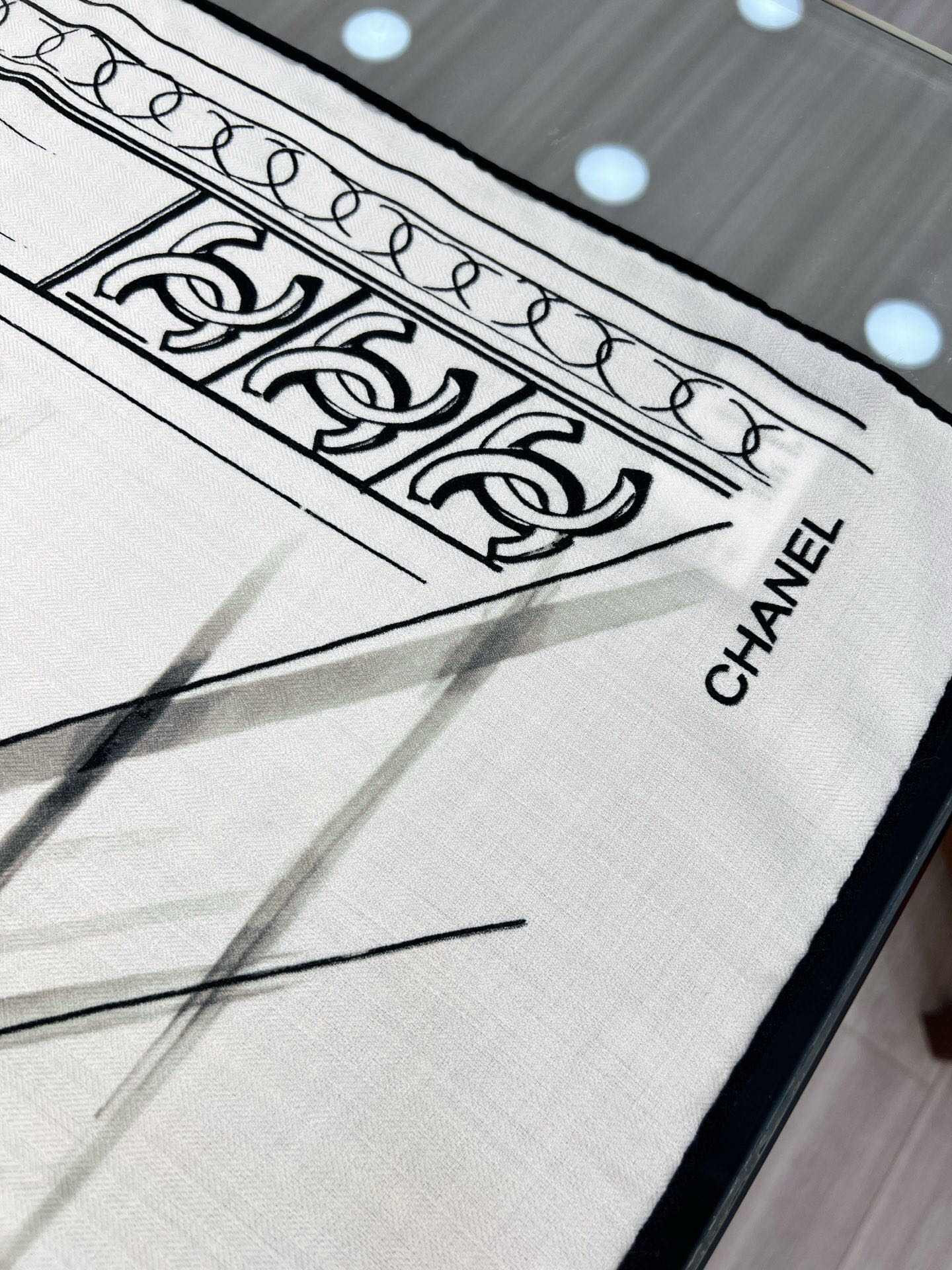 CHANEL ~25秋冬新品【140顶级丝毛双面同色】披肩的图案是巴黎大皇宫中被命名为“Gabriell