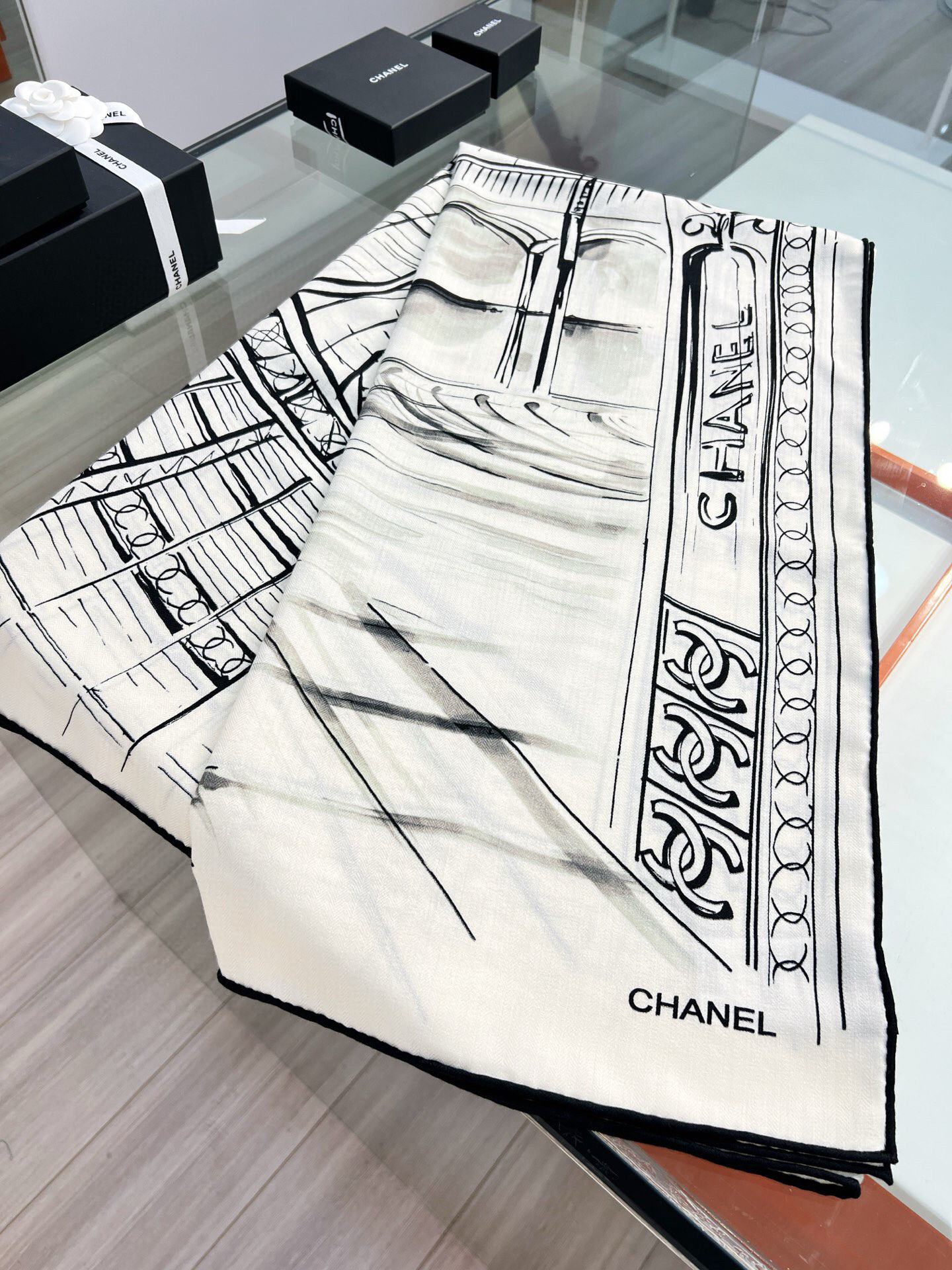 CHANEL ~25秋冬新品【140顶级丝毛双面同色】披肩的图案是巴黎大皇宫中被命名为“Gabriell