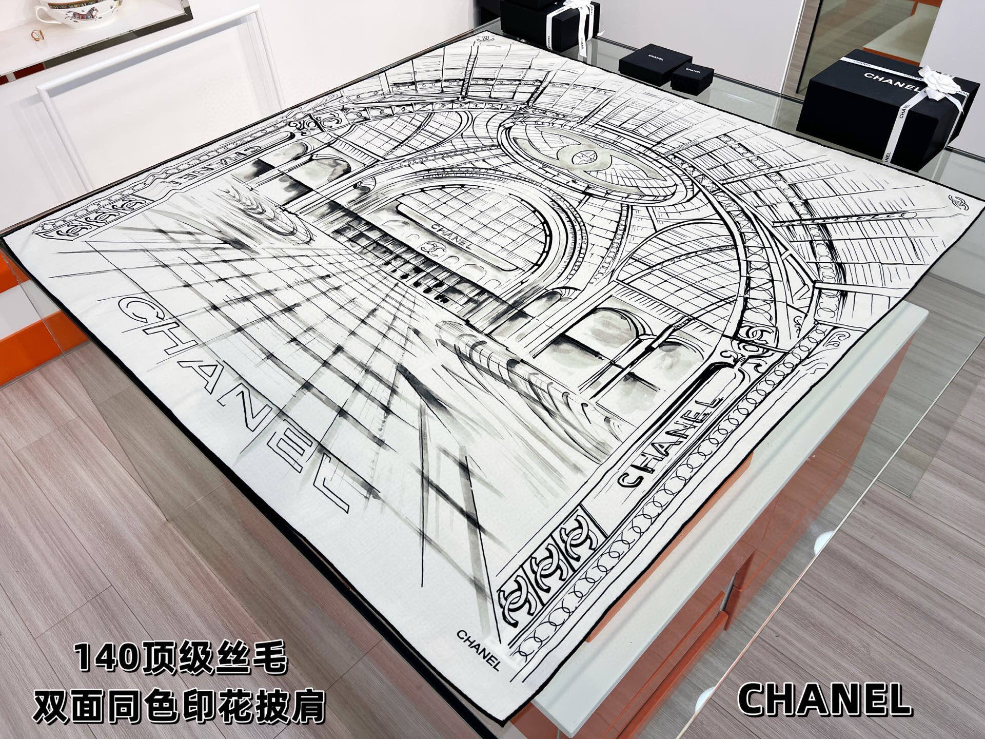 CHANEL ~25秋冬新品【140顶级丝毛双面同色】披肩的图案是巴黎大皇宫中被命名为“Gabriell