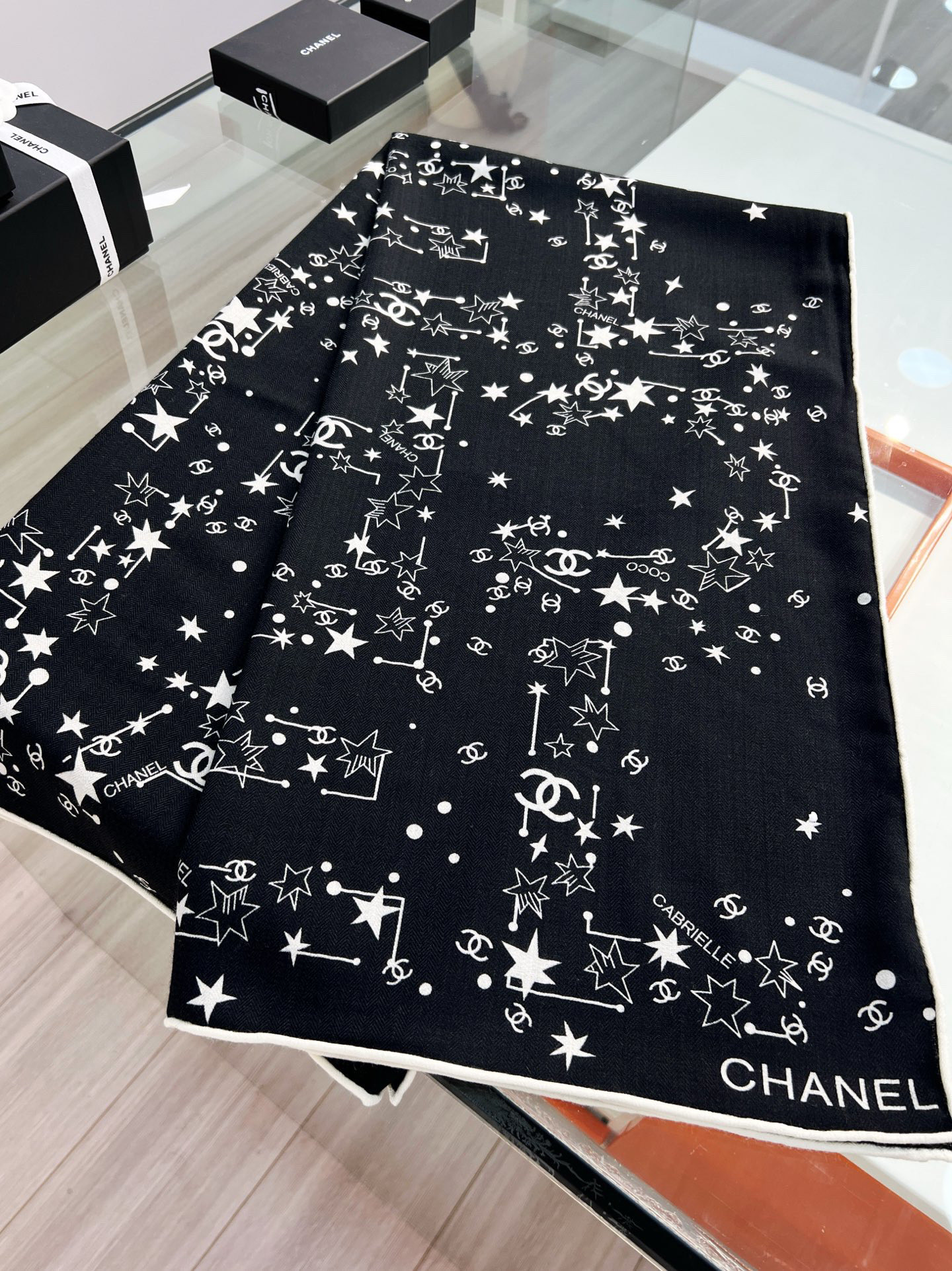 Chanel ~20。秋冬新品～【140顶级丝毛双面同色】繁星点点与双C的完美结合适合各种场合搭配使用黑