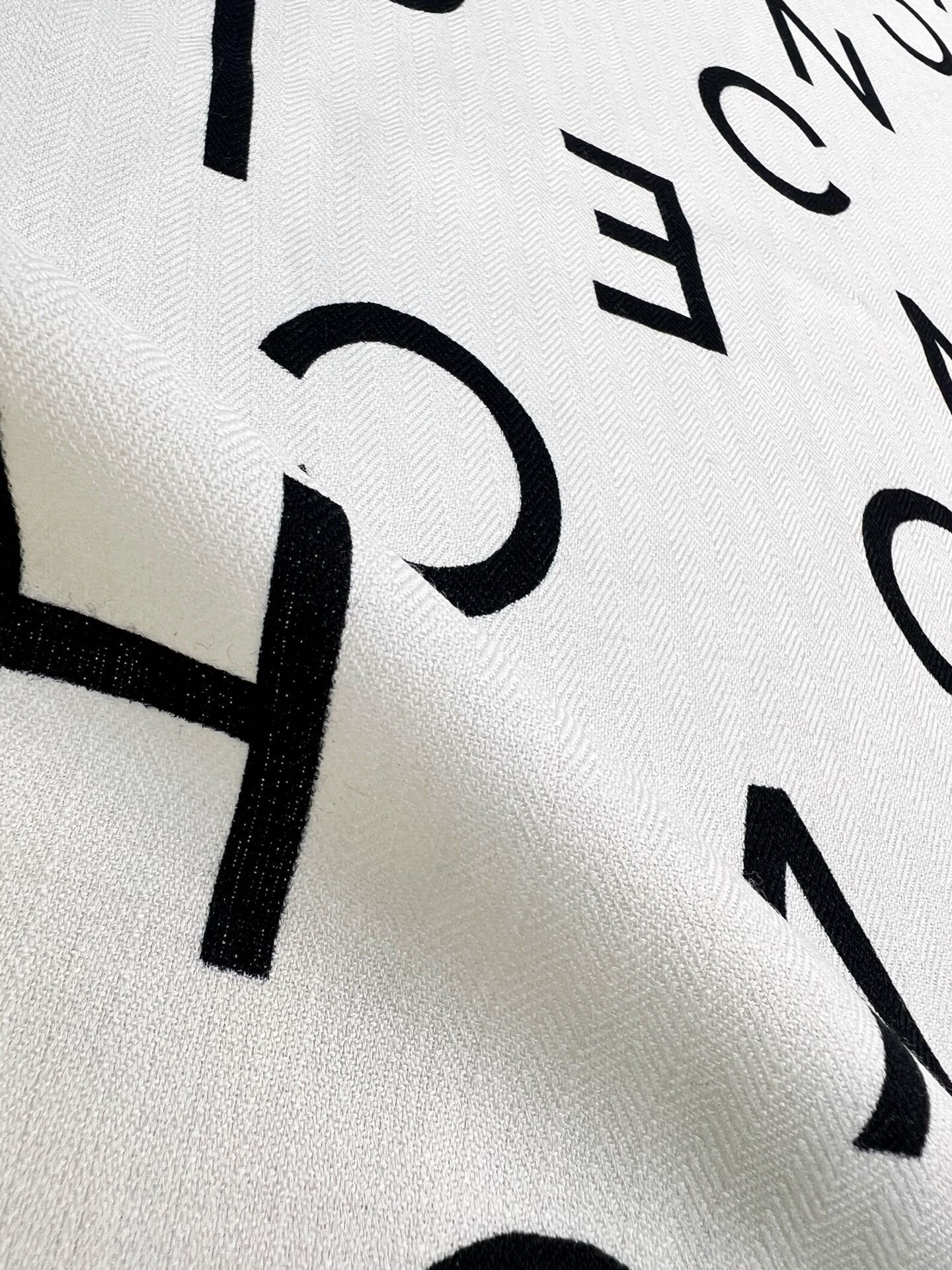 Chanel ~25秋冬新品～【双C字母组合】【140双面丝毛披肩】手工卷边丝毛方巾（30%桑蚕丝70%