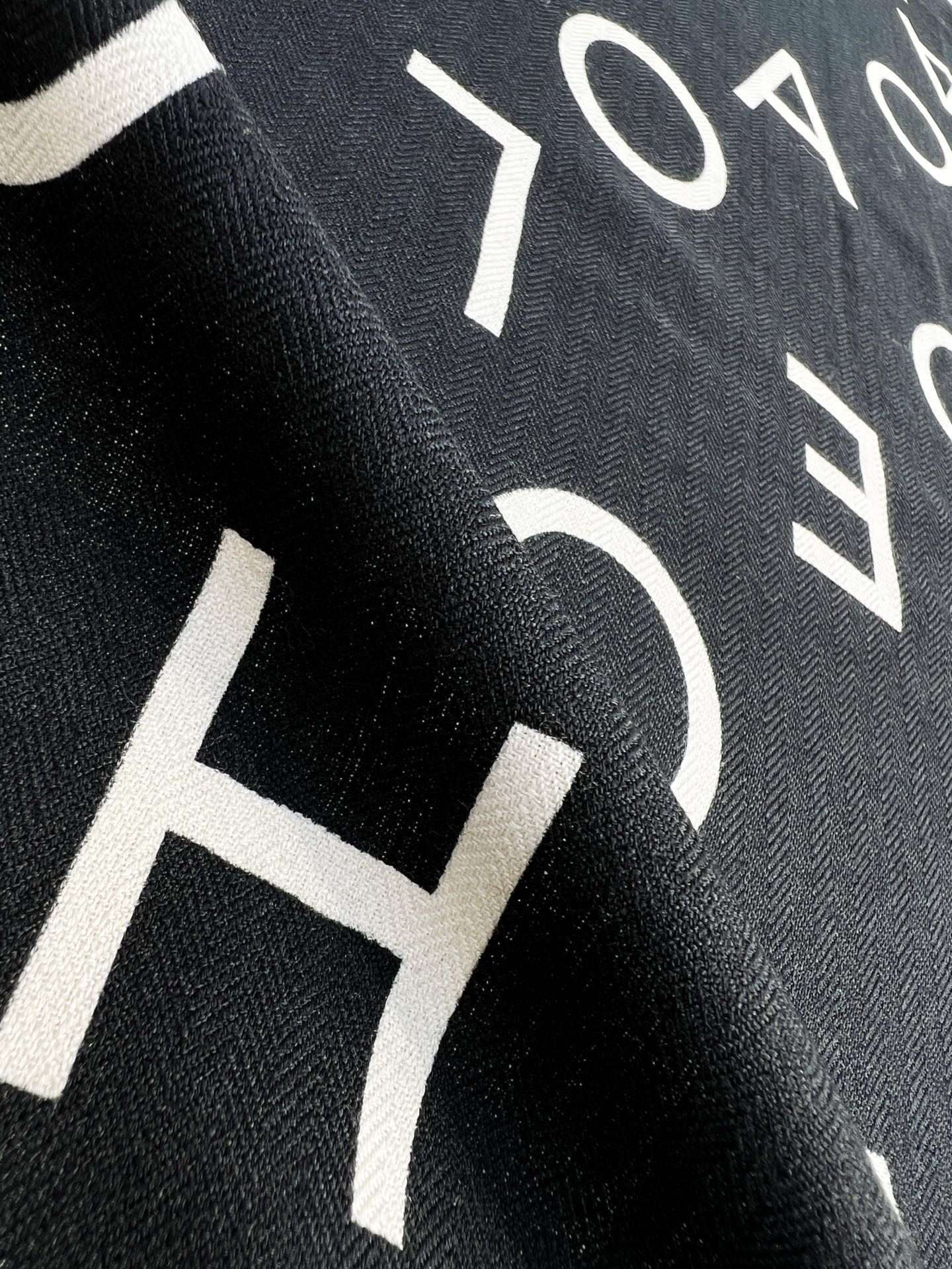 Chanel ~25秋冬新品～【双C字母组合】【140双面丝毛披肩】手工卷边丝毛方巾（30%桑蚕丝70%