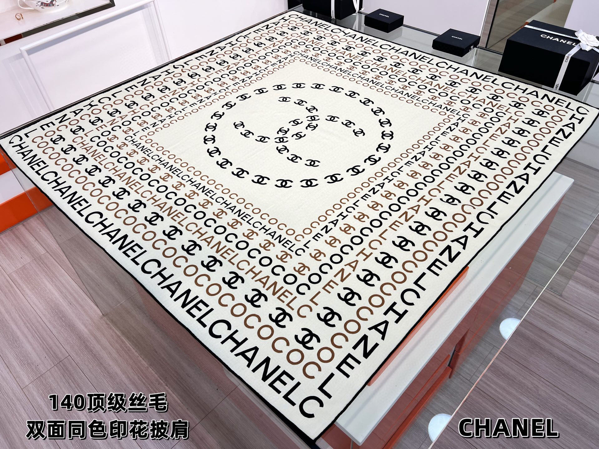 Chanel ~20。【140顶级双面丝毛披肩】香家logo与字母的完美碰撞设计底部还有隐隐约约的双C小
