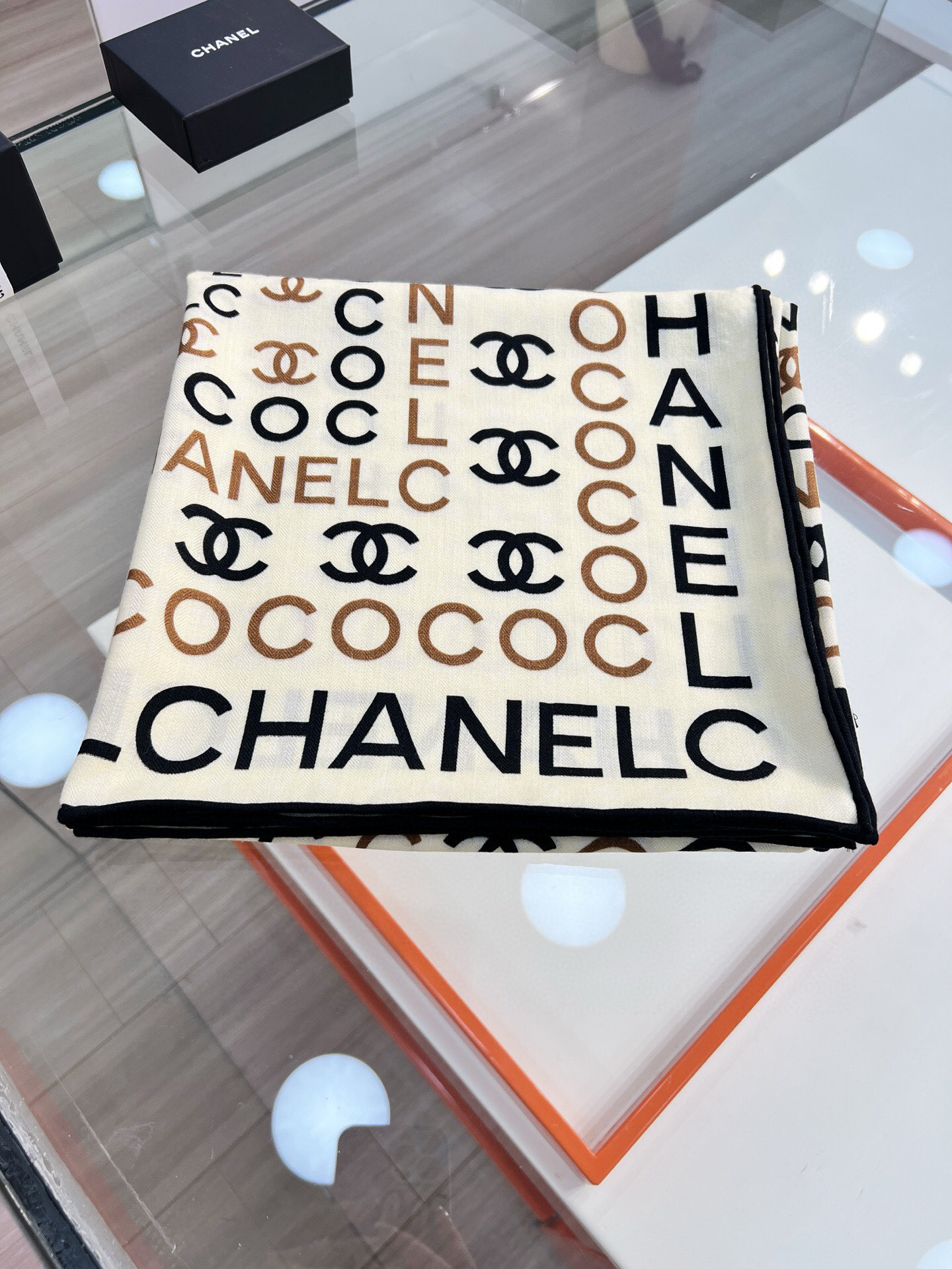 Chanel ~20。【140顶级双面丝毛披肩】香家logo与字母的完美碰撞设计底部还有隐隐约约的双C小
