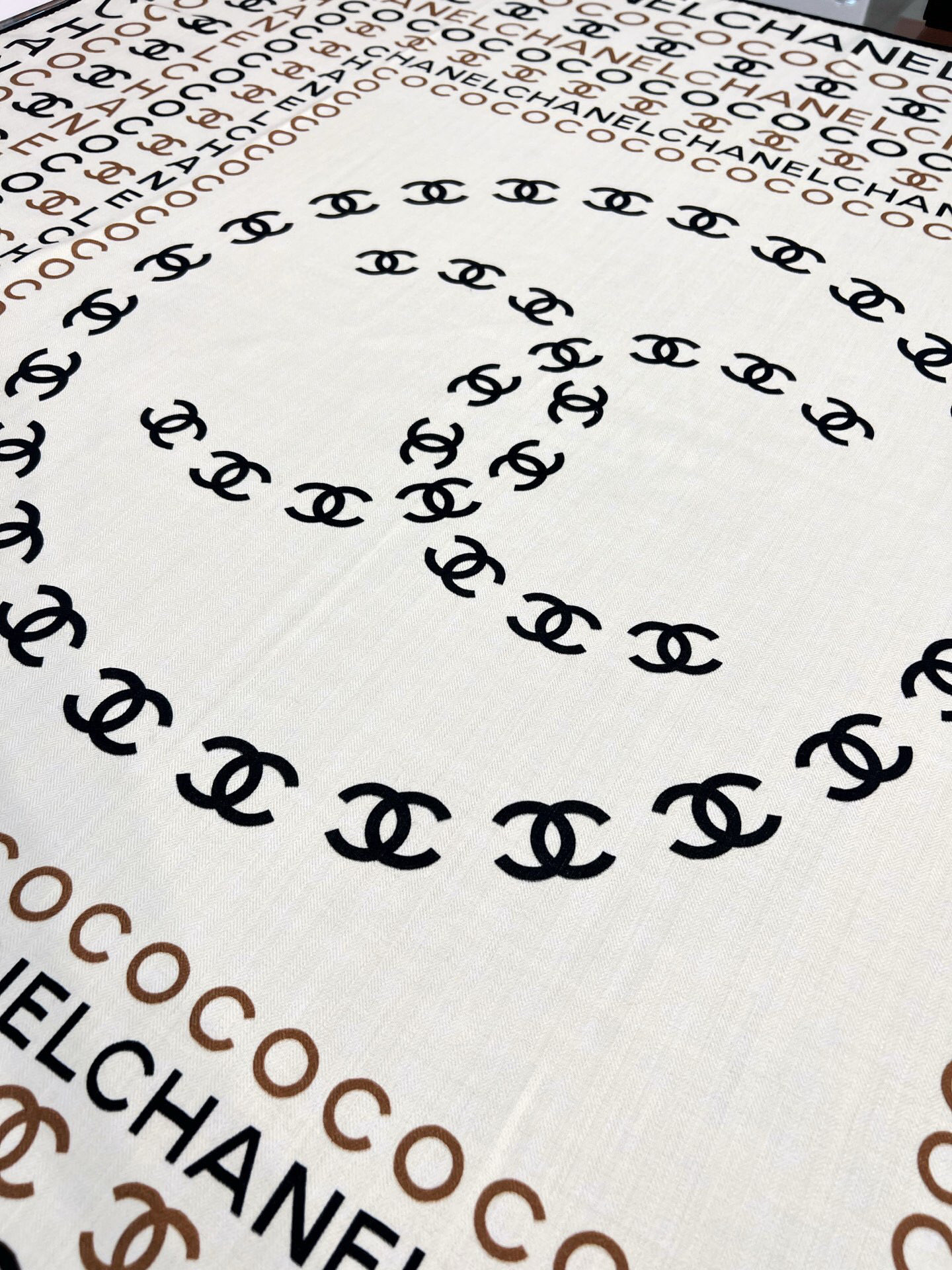 Chanel ~20。【140顶级双面丝毛披肩】香家logo与字母的完美碰撞设计底部还有隐隐约约的双C小