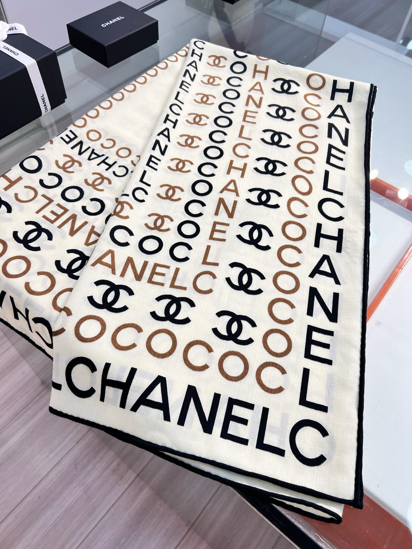 Chanel ~20。【140顶级双面丝毛披肩】香家logo与字母的完美碰撞设计底部还有隐隐约约的双C小