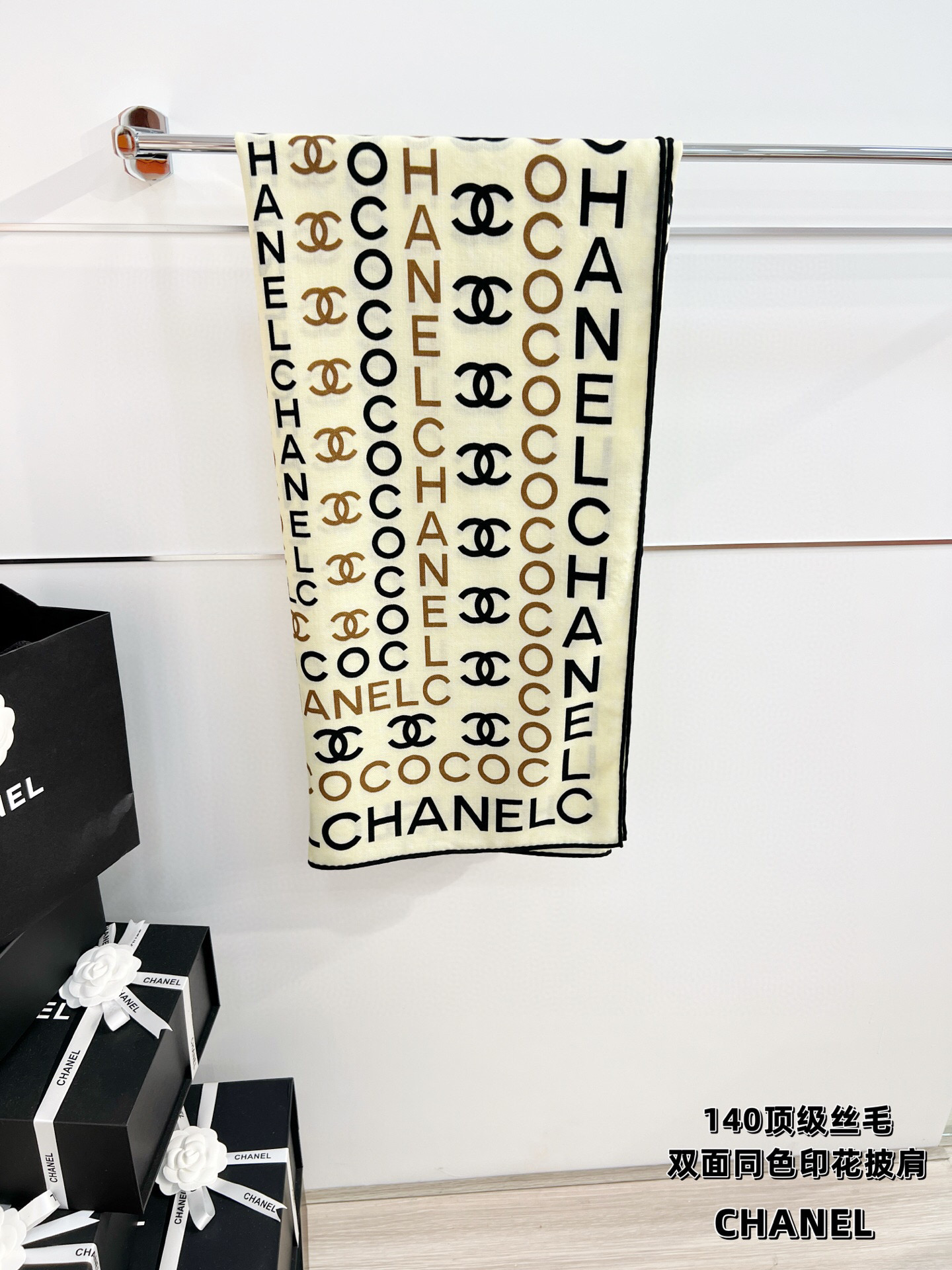 Chanel ~20。【140顶级双面丝毛披肩】香家logo与字母的完美碰撞设计底部还有隐隐约约的双C小