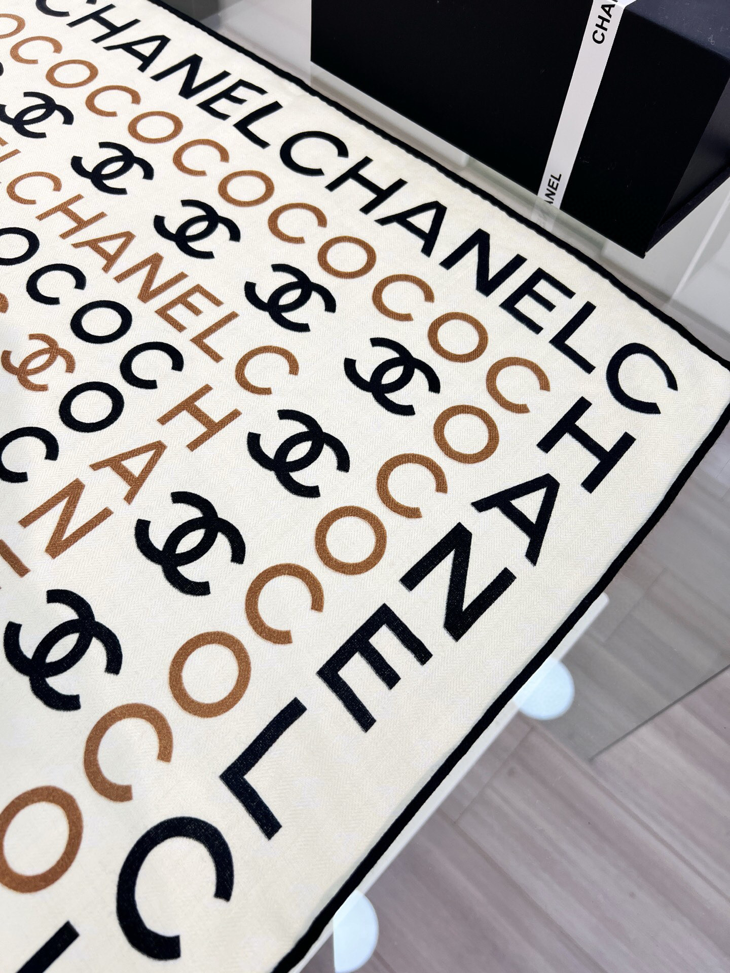 Chanel ~20。【140顶级双面丝毛披肩】香家logo与字母的完美碰撞设计底部还有隐隐约约的双C小