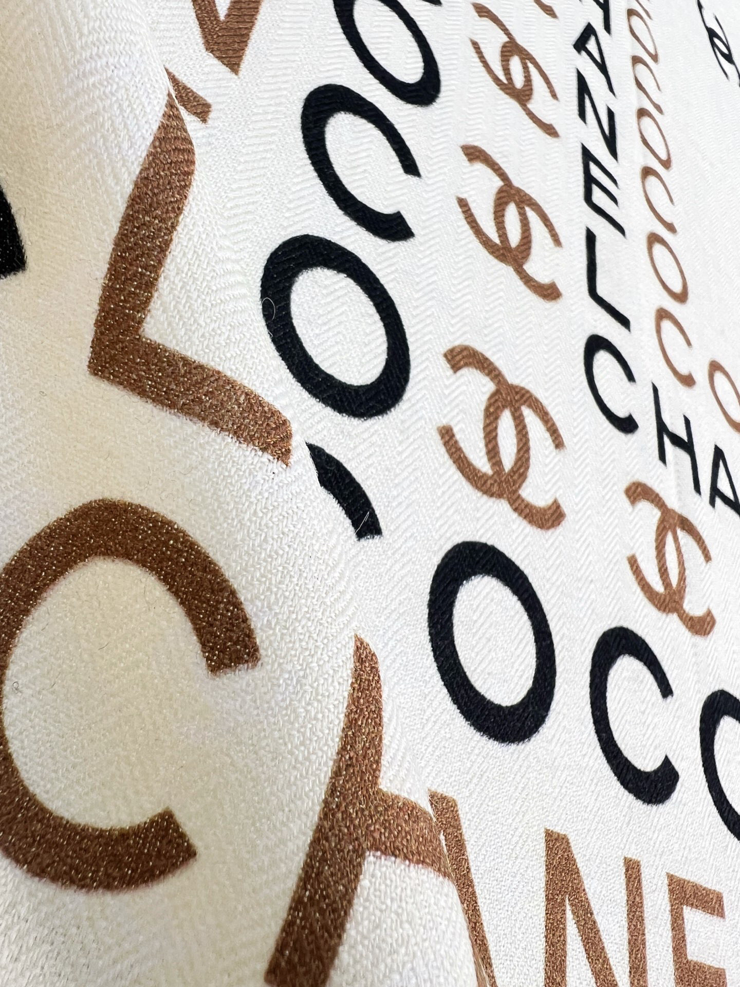 Chanel ~20。【140顶级双面丝毛披肩】香家logo与字母的完美碰撞设计底部还有隐隐约约的双C小