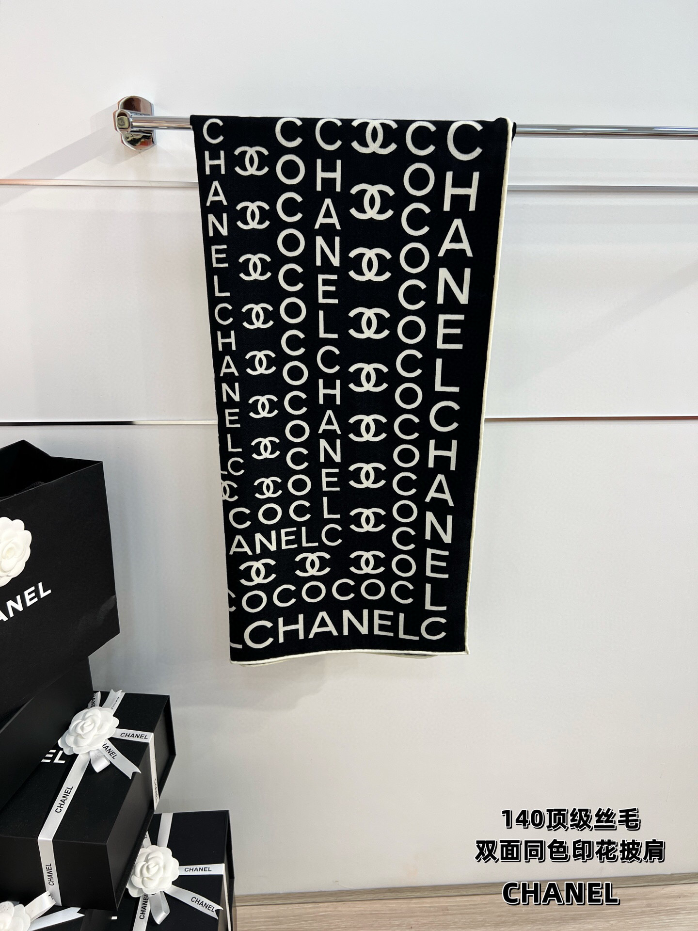 Chanel ~20。【140顶级双面丝毛披肩】香家logo与字母的完美碰撞设计底部还有隐隐约约的双C小