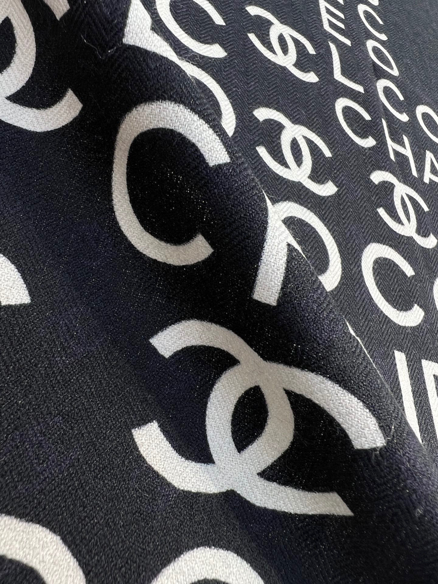 Chanel ~20。【140顶级双面丝毛披肩】香家logo与字母的完美碰撞设计底部还有隐隐约约的双C小
